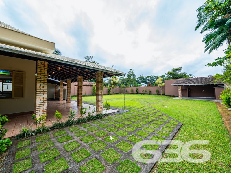 Seu novo lar no bairro Glória, em Joinville, espera por você!
Essa residência única é um verdadeiro convite à qualidade de vida, conforto e segurança. Com 371,40 m² de área, este sobrado, edificado em um terreno plano e regular de 960 m², se destaca por sua arquitetura imponente, ambientes generosos e localização estratégica em rua pavimentada, com face norte e ótima incidência solar.
O interior do imóvel impressiona com pé-direito alto, iluminação natural abundante e detalhes em vidro colorido que agregam charme e personalidade. A área social é integrada e envolvente: a sala de estar com lareira, a sala de jantar e a cozinha gourmet equipada com móveis sob medida e fogão a lenha criam o ambiente ideal para receber bem e viver momentos memoráveis em família.
A residência conta com 2 dormitórios, sendo 1 suíte com sacada privativa, 2 banheiros sociais, 1 lavabo, home office, ampla área de serviço, garagem coberta para 2 veículos e 5 vagas descobertas. Todos os cômodos foram pensados para oferecer funcionalidade e aconchego, com acabamentos de qualidade, móveis de cozinha inclusos e climatização.
Na área externa, o jardim é amplo e bem cuidado, perfeito para crianças ou pets, e conta com piscina, ideal para os dias quentes de verão. A propriedade também possui portão eletrônico, sistema de vigilância eletrônica com monitoramento privado, garantindo tranquilidade e segurança.
Localizada no coração do bairro Glória — um dos mais valorizados de Joinville —, essa residência está próxima a escolas, mercados, serviços essenciais e vias de acesso rápido ao centro e outras regiões da cidade.
Não perca esta oportunidade única de viver com conforto, espaço e segurança em um imóvel completo, sólido e pronto para morar!
Agende uma visita com a equipe da 636 Negócios Imobiliários — há mais de 30 anos transformando imóveis em conquistas reais.
636 NEGÓCIOS IMOBILIÁRIOS: A SUA MELHOR ESCOLHA
Com mais de 30 anos de experiência, a 636 Negócios Imobiliários é sua parceira ideal para encontrar o imóvel perfeito. Estamos prontos para ajudá-lo a fazer deste imóvel o seu novo lar.
Telefone: (47) 3451-0636
WhatsApp: (47) 99190-0636
Não perca esta oportunidade única. Visite nosso site para mais informações: i636.com.br