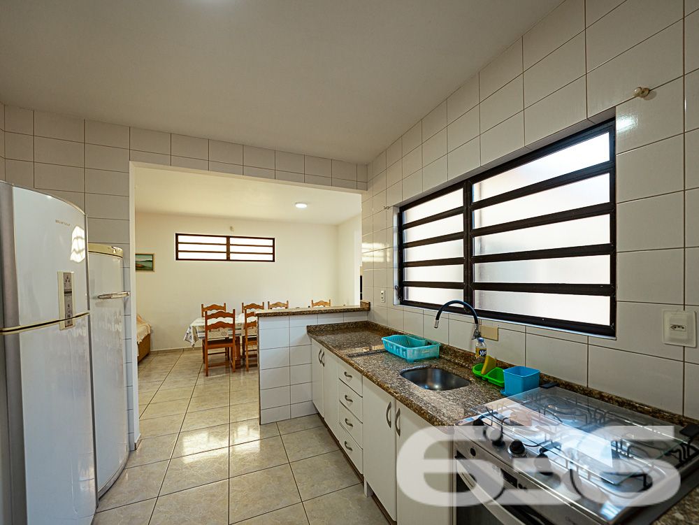 NÃO PERCA ESSA OPORTUNIDADE EM SÃO FRANCISCO DO SUL!

São 217m² de área construída sob 240 m² de terreno de uma aconchegante residência com ótimo padrão de construção, estilo sobrado, com piso cerâmico, ótimos acabamentos, com boa pintura e muito bem decorada, destacando bem as extremidades do local. 

Sua composição dispõe de cômodos bem arejados, com boa entrada de luz e condicionadores de ar, sendo 1 suíte, 3 dormitórios, sala, copa e cozinha, área de serviço e 3 banheiros.

Imóvel totalmente murado e seguro, contendo uma bela área de lazer com churrasqueira, podendo incluir no imóvel uma linda piscina. 

Contendo ainda um exuberante e muito bem cultivado jardim, deixando o ambiente muito mais atraente e agradável. Com garagem para até 4 veículos, sendo 1 vaga coberta. 

Rodeado pela natureza modesta do bairro Enseada, localizado em São Francisco do Sul, uma ilha exuberante de belas praias e paisagens fantásticas com inúmeras opções de lazer ao ar livre, com uma posição geográfica privilegiada com acesso rápido a qualquer outro bairro da região e a 300 metros da praia.

Consulte um de nossos corretores e saiba mais sobre esse vantajoso e belo sobrado. Esperamos por você!

Fale conosco:
Telefone: 47 3448-3636
WhatsApp: 47 99190-0636

Imobiliária 636.