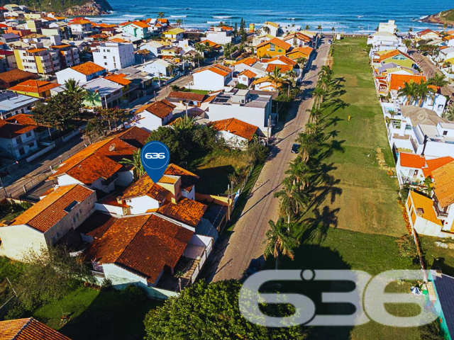 NÃO PERCA ESSA OPORTUNIDADE EM SÃO FRANCISCO DO SUL!

São 217m² de área construída sob 240 m² de terreno de uma aconchegante residência com ótimo padrão de construção, estilo sobrado, com piso cerâmico, ótimos acabamentos, com boa pintura e muito bem decorada, destacando bem as extremidades do local. 

Sua composição dispõe de cômodos bem arejados, com boa entrada de luz e condicionadores de ar, sendo 1 suíte, 3 dormitórios, sala, copa e cozinha, área de serviço e 3 banheiros.

Imóvel totalmente murado e seguro, contendo uma bela área de lazer com churrasqueira, podendo incluir no imóvel uma linda piscina. 

Contendo ainda um exuberante e muito bem cultivado jardim, deixando o ambiente muito mais atraente e agradável. Com garagem para até 4 veículos, sendo 1 vaga coberta. 

Rodeado pela natureza modesta do bairro Enseada, localizado em São Francisco do Sul, uma ilha exuberante de belas praias e paisagens fantásticas com inúmeras opções de lazer ao ar livre, com uma posição geográfica privilegiada com acesso rápido a qualquer outro bairro da região e a 300 metros da praia.

Consulte um de nossos corretores e saiba mais sobre esse vantajoso e belo sobrado. Esperamos por você!

Fale conosco:
Telefone: 47 3448-3636
WhatsApp: 47 99190-0636

Imobiliária 636.