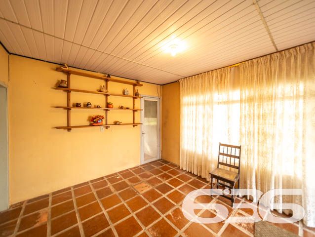 IMÓVEL COM 2 QUARTOS NO BAIRRO PINHEIROS

São 93m² de área construída de uma bela residência em um terreno com ótimos 476m², sendo 28 metros de frente, de topografia com declive suave.

Sua composição dispõe de 2 dormitórios amplos e arejados, cozinha, sala de estar e banheiro social. Ainda conta com um lindíssimo jardim com flores, plantas e árvores - criando uma atmosfera incrível no ambiente.

Imóvel com amplo terreno e vaga de garagem coberta, situado em rua pavimentada, rodeado pela natureza do local. A cerca de 100 metros da Praça Curt e a menos de 900 metros da Praia da Lagoa.

Possui ainda fácil acesso para a Av. Jaraguá do Sul, próximo de comércios e estabelecimentos essenciais para o dia a dia, como: mercado, verdureira, panificadora, restaurantes e outros serviços da região do bairro Pinheiros.

Não perca tempo! Venha conhecer esse oportuno imóvel e viver histórias incríveis aqui!

Esperamos por você!

Fale conosco:
Telefone: (47) 3448-3636
WhatsApp: (47) 99190-0636

Imobiliária 636.
