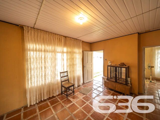 IMÓVEL COM 2 QUARTOS NO BAIRRO PINHEIROS

São 93m² de área construída de uma bela residência em um terreno com ótimos 476m², sendo 28 metros de frente, de topografia com declive suave.

Sua composição dispõe de 2 dormitórios amplos e arejados, cozinha, sala de estar e banheiro social. Ainda conta com um lindíssimo jardim com flores, plantas e árvores - criando uma atmosfera incrível no ambiente.

Imóvel com amplo terreno e vaga de garagem coberta, situado em rua pavimentada, rodeado pela natureza do local. A cerca de 100 metros da Praça Curt e a menos de 900 metros da Praia da Lagoa.

Possui ainda fácil acesso para a Av. Jaraguá do Sul, próximo de comércios e estabelecimentos essenciais para o dia a dia, como: mercado, verdureira, panificadora, restaurantes e outros serviços da região do bairro Pinheiros.

Não perca tempo! Venha conhecer esse oportuno imóvel e viver histórias incríveis aqui!

Esperamos por você!

Fale conosco:
Telefone: (47) 3448-3636
WhatsApp: (47) 99190-0636

Imobiliária 636.
