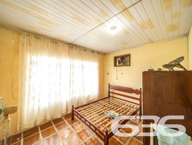 IMÓVEL COM 2 QUARTOS NO BAIRRO PINHEIROS

São 93m² de área construída de uma bela residência em um terreno com ótimos 476m², sendo 28 metros de frente, de topografia com declive suave.

Sua composição dispõe de 2 dormitórios amplos e arejados, cozinha, sala de estar e banheiro social. Ainda conta com um lindíssimo jardim com flores, plantas e árvores - criando uma atmosfera incrível no ambiente.

Imóvel com amplo terreno e vaga de garagem coberta, situado em rua pavimentada, rodeado pela natureza do local. A cerca de 100 metros da Praça Curt e a menos de 900 metros da Praia da Lagoa.

Possui ainda fácil acesso para a Av. Jaraguá do Sul, próximo de comércios e estabelecimentos essenciais para o dia a dia, como: mercado, verdureira, panificadora, restaurantes e outros serviços da região do bairro Pinheiros.

Não perca tempo! Venha conhecer esse oportuno imóvel e viver histórias incríveis aqui!

Esperamos por você!

Fale conosco:
Telefone: (47) 3448-3636
WhatsApp: (47) 99190-0636

Imobiliária 636.
