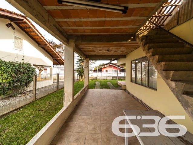 IMÓVEL COM 2 QUARTOS NO BAIRRO PINHEIROS

São 93m² de área construída de uma bela residência em um terreno com ótimos 476m², sendo 28 metros de frente, de topografia com declive suave.

Sua composição dispõe de 2 dormitórios amplos e arejados, cozinha, sala de estar e banheiro social. Ainda conta com um lindíssimo jardim com flores, plantas e árvores - criando uma atmosfera incrível no ambiente.

Imóvel com amplo terreno e vaga de garagem coberta, situado em rua pavimentada, rodeado pela natureza do local. A cerca de 100 metros da Praça Curt e a menos de 900 metros da Praia da Lagoa.

Possui ainda fácil acesso para a Av. Jaraguá do Sul, próximo de comércios e estabelecimentos essenciais para o dia a dia, como: mercado, verdureira, panificadora, restaurantes e outros serviços da região do bairro Pinheiros.

Não perca tempo! Venha conhecer esse oportuno imóvel e viver histórias incríveis aqui!

Esperamos por você!

Fale conosco:
Telefone: (47) 3448-3636
WhatsApp: (47) 99190-0636

Imobiliária 636.
