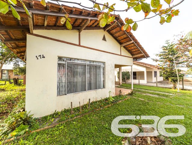 IMÓVEL COM 2 QUARTOS NO BAIRRO PINHEIROS

São 93m² de área construída de uma bela residência em um terreno com ótimos 476m², sendo 28 metros de frente, de topografia com declive suave.

Sua composição dispõe de 2 dormitórios amplos e arejados, cozinha, sala de estar e banheiro social. Ainda conta com um lindíssimo jardim com flores, plantas e árvores - criando uma atmosfera incrível no ambiente.

Imóvel com amplo terreno e vaga de garagem coberta, situado em rua pavimentada, rodeado pela natureza do local. A cerca de 100 metros da Praça Curt e a menos de 900 metros da Praia da Lagoa.

Possui ainda fácil acesso para a Av. Jaraguá do Sul, próximo de comércios e estabelecimentos essenciais para o dia a dia, como: mercado, verdureira, panificadora, restaurantes e outros serviços da região do bairro Pinheiros.

Não perca tempo! Venha conhecer esse oportuno imóvel e viver histórias incríveis aqui!

Esperamos por você!

Fale conosco:
Telefone: (47) 3448-3636
WhatsApp: (47) 99190-0636

Imobiliária 636.
