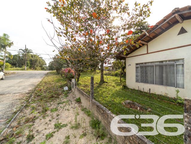 IMÓVEL COM 2 QUARTOS NO BAIRRO PINHEIROS

São 93m² de área construída de uma bela residência em um terreno com ótimos 476m², sendo 28 metros de frente, de topografia com declive suave.

Sua composição dispõe de 2 dormitórios amplos e arejados, cozinha, sala de estar e banheiro social. Ainda conta com um lindíssimo jardim com flores, plantas e árvores - criando uma atmosfera incrível no ambiente.

Imóvel com amplo terreno e vaga de garagem coberta, situado em rua pavimentada, rodeado pela natureza do local. A cerca de 100 metros da Praça Curt e a menos de 900 metros da Praia da Lagoa.

Possui ainda fácil acesso para a Av. Jaraguá do Sul, próximo de comércios e estabelecimentos essenciais para o dia a dia, como: mercado, verdureira, panificadora, restaurantes e outros serviços da região do bairro Pinheiros.

Não perca tempo! Venha conhecer esse oportuno imóvel e viver histórias incríveis aqui!

Esperamos por você!

Fale conosco:
Telefone: (47) 3448-3636
WhatsApp: (47) 99190-0636

Imobiliária 636.
