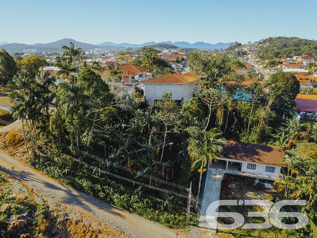 AMPLO TERRENO À VENDA NO BAIRRO ITAUM - OPORTUNIDADE PARA INVESTIMENTO!

Procura por um amplo terreno e em boa localização? Então não perca essa ótima oportunidade!

Esse é um bom terreno com 660m² de área total, sendo 22 metros de frente por 30 metros em ambos os lados, de topografia com aclive acentuado. 

Situado no bairro Itaum, zona sul de Joinville, próximo de bons estabelecimentos e comércios essenciais para o dia a dia, como: supermercados, escolas, farmácias, restaurantes, transporte público e outros serviços da região. A menos de 10 minutinhos do centro da cidade.

Ficou interessado? O que está esperando? Entre em contato conosco!

Telefone: (47) 3451-0636
WhatsApp: (47) 99190-0636

Imobiliária 636.
