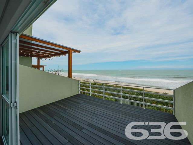 ÓTIMO SOBRADO TRIPLEX COM 4 SUÍTES COM CLOSET DE FRENTE PARA O MAR EM ITAJUBA
Este é simplesmente um imóvel espetacular! Conta com 4 suítes espaçosas e confortáveis, cada uma com seu próprio closet, para que você tenha todo o espaço necessário para organizar suas roupas e pertences. Além disso, a casa conta com uma incrível área externa, com piscina e churrasqueira, para momentos de lazer e descontração em família e com amigos.
Localizado em um condomínio fechado, com segurança 24 horas, este sobrado oferece todo o conforto e privacidade que você procura. Com um design moderno e sofisticado, a casa conta com uma ampla sala de estar e jantar, integrada com a cozinha, para momentos de convívio e descontração.
E o melhor de tudo: são 143m² de área privativa, de frente para o mar, proporcionando uma vista deslumbrante e o som das ondas do mar para relaxar e renovar as energias.
Conta com 2 vagas de garagem.
Somente o fato de abrir a janela enxergar aquela imensidão azul faz qualquer pessoa concordar que não existe vista mais linda do que ver o mar da janela da sua morada.
Adquirir um imóvel de frente para a praia é adquirir qualidade de vida.
Não perca tempo! Venha viver histórias inesquecíveis aqui.
Fale conosco e saiba mais:
Telefone: (47) 3451-0636
WhatsApp: (47) 99190-0636
Imobiliária 636.