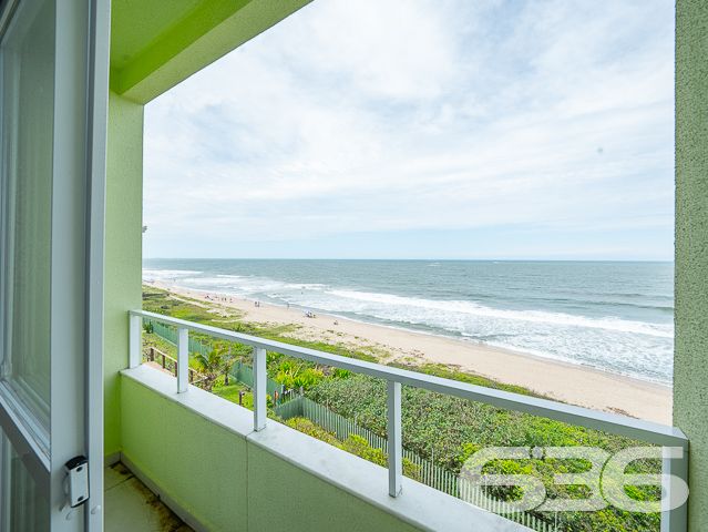 ÓTIMO SOBRADO TRIPLEX COM 4 SUÍTES COM CLOSET DE FRENTE PARA O MAR EM ITAJUBA
Este é simplesmente um imóvel espetacular! Conta com 4 suítes espaçosas e confortáveis, cada uma com seu próprio closet, para que você tenha todo o espaço necessário para organizar suas roupas e pertences. Além disso, a casa conta com uma incrível área externa, com piscina e churrasqueira, para momentos de lazer e descontração em família e com amigos.
Localizado em um condomínio fechado, com segurança 24 horas, este sobrado oferece todo o conforto e privacidade que você procura. Com um design moderno e sofisticado, a casa conta com uma ampla sala de estar e jantar, integrada com a cozinha, para momentos de convívio e descontração.
E o melhor de tudo: são 143m² de área privativa, de frente para o mar, proporcionando uma vista deslumbrante e o som das ondas do mar para relaxar e renovar as energias.
Conta com 2 vagas de garagem.
Somente o fato de abrir a janela enxergar aquela imensidão azul faz qualquer pessoa concordar que não existe vista mais linda do que ver o mar da janela da sua morada.
Adquirir um imóvel de frente para a praia é adquirir qualidade de vida.
Não perca tempo! Venha viver histórias inesquecíveis aqui.
Fale conosco e saiba mais:
Telefone: (47) 3451-0636
WhatsApp: (47) 99190-0636
Imobiliária 636.