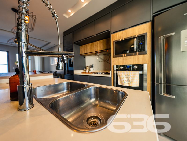 Descubra o equilíbrio ideal entre sofisticação, conforto e praticidade nesta residência térrea geminada, 100% mobiliada, localizada no bairro Costeira em Balneário Barra do Sul/SC. Com área de 63,60 m², esta casa foi projetada para quem busca qualidade de vida sem abrir mão do estilo e da funcionalidade.
Em terreno de 150,00 m², o imóvel entrega um acabamento moderno e acolhedor. Ao entrar, você é recebido por uma sala de estar com teto rebaixado em gesso e iluminação embutida, integrando-se à sala de jantar e à cozinha gourmet com marcenaria sob medida, bancadas em pedra e eletrodomésticos de alto padrão – todos inclusos no negócio (TVs, geladeira, forno, micro-ondas, máquina lava e seca, entre outros).
A residência possui 2 dormitórios confortáveis, sendo o quarto principal planejado para oferecer o máximo de aconchego. O banheiro social é elegante, com box em vidro e detalhes sofisticados. Há ainda um escritório inteligente com móveis sob medida, ideal para quem trabalha em home office.
Nos fundos, um espaço externo com jardim e uma charmosa edícula com churrasqueira tornam o ambiente ideal para confraternizações. O destaque especial vai para a banheira tipo ofurô, perfeita para momentos de relaxamento.
A casa é totalmente murada, com sistema de segurança completo: câmeras, alarme e campainha com vídeo. A garagem comporta seu veículo com segurança.
Esta é uma oportunidade para quem valoriza o “porteira fechada”: tudo que está nas fotos fica no imóvel.
Seu novo lar está pronto para morar. Visite e surpreenda-se!
636 NEGÓCIOS IMOBILIÁRIOS: A SUA MELHOR ESCOLHA
Com mais de 30 anos de experiência, a 636 Negócios Imobiliários é sua parceira ideal para encontrar o imóvel perfeito. Estamos prontos para ajudá-lo a fazer deste imóvel o seu novo lar.
Telefone: (47) 3451-0636
WhatsApp: (47) 99190-0636
Não perca esta oportunidade única. Visite nosso site para mais informações: i636.com.br