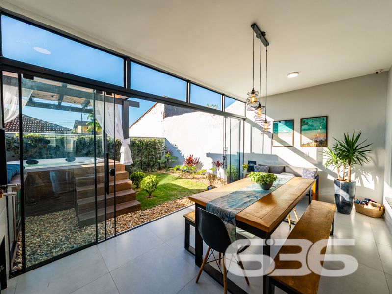 Descubra o equilíbrio ideal entre sofisticação, conforto e praticidade nesta residência térrea geminada, 100% mobiliada, localizada no bairro Costeira em Balneário Barra do Sul/SC. Com área de 63,60 m², esta casa foi projetada para quem busca qualidade de vida sem abrir mão do estilo e da funcionalidade.
Em terreno de 150,00 m², o imóvel entrega um acabamento moderno e acolhedor. Ao entrar, você é recebido por uma sala de estar com teto rebaixado em gesso e iluminação embutida, integrando-se à sala de jantar e à cozinha gourmet com marcenaria sob medida, bancadas em pedra e eletrodomésticos de alto padrão – todos inclusos no negócio (TVs, geladeira, forno, micro-ondas, máquina lava e seca, entre outros).
A residência possui 2 dormitórios confortáveis, sendo o quarto principal planejado para oferecer o máximo de aconchego. O banheiro social é elegante, com box em vidro e detalhes sofisticados. Há ainda um escritório inteligente com móveis sob medida, ideal para quem trabalha em home office.
Nos fundos, um espaço externo com jardim e uma charmosa edícula com churrasqueira tornam o ambiente ideal para confraternizações. O destaque especial vai para a banheira tipo ofurô, perfeita para momentos de relaxamento.
A casa é totalmente murada, com sistema de segurança completo: câmeras, alarme e campainha com vídeo. A garagem comporta seu veículo com segurança.
Esta é uma oportunidade para quem valoriza o “porteira fechada”: tudo que está nas fotos fica no imóvel.
Seu novo lar está pronto para morar. Visite e surpreenda-se!
636 NEGÓCIOS IMOBILIÁRIOS: A SUA MELHOR ESCOLHA
Com mais de 30 anos de experiência, a 636 Negócios Imobiliários é sua parceira ideal para encontrar o imóvel perfeito. Estamos prontos para ajudá-lo a fazer deste imóvel o seu novo lar.
Telefone: (47) 3451-0636
WhatsApp: (47) 99190-0636
Não perca esta oportunidade única. Visite nosso site para mais informações: i636.com.br