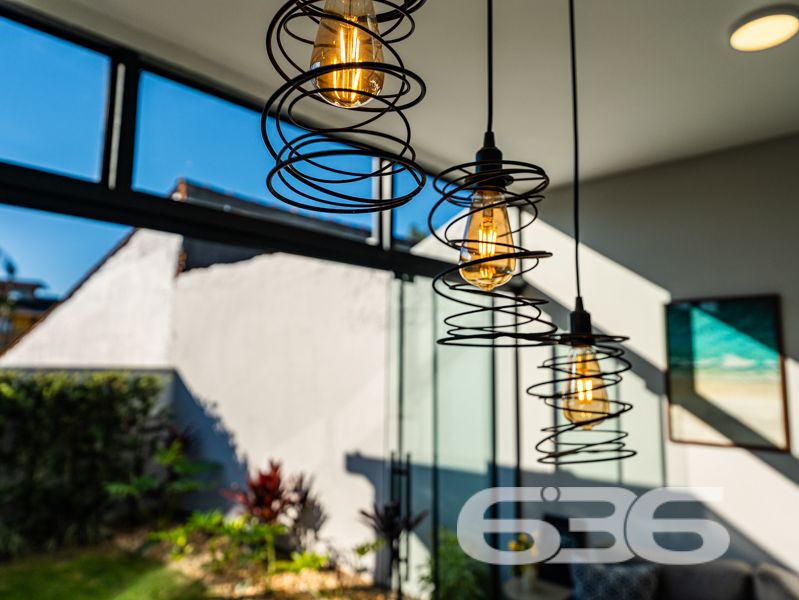Descubra o equilíbrio ideal entre sofisticação, conforto e praticidade nesta residência térrea geminada, 100% mobiliada, localizada no bairro Costeira em Balneário Barra do Sul/SC. Com área de 63,60 m², esta casa foi projetada para quem busca qualidade de vida sem abrir mão do estilo e da funcionalidade.
Em terreno de 150,00 m², o imóvel entrega um acabamento moderno e acolhedor. Ao entrar, você é recebido por uma sala de estar com teto rebaixado em gesso e iluminação embutida, integrando-se à sala de jantar e à cozinha gourmet com marcenaria sob medida, bancadas em pedra e eletrodomésticos de alto padrão – todos inclusos no negócio (TVs, geladeira, forno, micro-ondas, máquina lava e seca, entre outros).
A residência possui 2 dormitórios confortáveis, sendo o quarto principal planejado para oferecer o máximo de aconchego. O banheiro social é elegante, com box em vidro e detalhes sofisticados. Há ainda um escritório inteligente com móveis sob medida, ideal para quem trabalha em home office.
Nos fundos, um espaço externo com jardim e uma charmosa edícula com churrasqueira tornam o ambiente ideal para confraternizações. O destaque especial vai para a banheira tipo ofurô, perfeita para momentos de relaxamento.
A casa é totalmente murada, com sistema de segurança completo: câmeras, alarme e campainha com vídeo. A garagem comporta seu veículo com segurança.
Esta é uma oportunidade para quem valoriza o “porteira fechada”: tudo que está nas fotos fica no imóvel.
Seu novo lar está pronto para morar. Visite e surpreenda-se!
636 NEGÓCIOS IMOBILIÁRIOS: A SUA MELHOR ESCOLHA
Com mais de 30 anos de experiência, a 636 Negócios Imobiliários é sua parceira ideal para encontrar o imóvel perfeito. Estamos prontos para ajudá-lo a fazer deste imóvel o seu novo lar.
Telefone: (47) 3451-0636
WhatsApp: (47) 99190-0636
Não perca esta oportunidade única. Visite nosso site para mais informações: i636.com.br