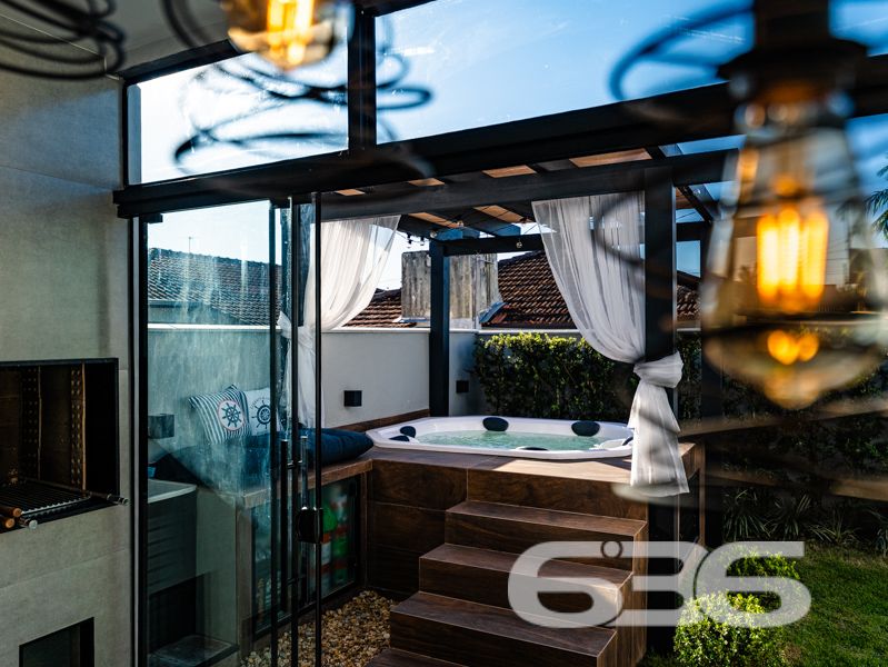 Descubra o equilíbrio ideal entre sofisticação, conforto e praticidade nesta residência térrea geminada, 100% mobiliada, localizada no bairro Costeira em Balneário Barra do Sul/SC. Com área de 63,60 m², esta casa foi projetada para quem busca qualidade de vida sem abrir mão do estilo e da funcionalidade.
Em terreno de 150,00 m², o imóvel entrega um acabamento moderno e acolhedor. Ao entrar, você é recebido por uma sala de estar com teto rebaixado em gesso e iluminação embutida, integrando-se à sala de jantar e à cozinha gourmet com marcenaria sob medida, bancadas em pedra e eletrodomésticos de alto padrão – todos inclusos no negócio (TVs, geladeira, forno, micro-ondas, máquina lava e seca, entre outros).
A residência possui 2 dormitórios confortáveis, sendo o quarto principal planejado para oferecer o máximo de aconchego. O banheiro social é elegante, com box em vidro e detalhes sofisticados. Há ainda um escritório inteligente com móveis sob medida, ideal para quem trabalha em home office.
Nos fundos, um espaço externo com jardim e uma charmosa edícula com churrasqueira tornam o ambiente ideal para confraternizações. O destaque especial vai para a banheira tipo ofurô, perfeita para momentos de relaxamento.
A casa é totalmente murada, com sistema de segurança completo: câmeras, alarme e campainha com vídeo. A garagem comporta seu veículo com segurança.
Esta é uma oportunidade para quem valoriza o “porteira fechada”: tudo que está nas fotos fica no imóvel.
Seu novo lar está pronto para morar. Visite e surpreenda-se!
636 NEGÓCIOS IMOBILIÁRIOS: A SUA MELHOR ESCOLHA
Com mais de 30 anos de experiência, a 636 Negócios Imobiliários é sua parceira ideal para encontrar o imóvel perfeito. Estamos prontos para ajudá-lo a fazer deste imóvel o seu novo lar.
Telefone: (47) 3451-0636
WhatsApp: (47) 99190-0636
Não perca esta oportunidade única. Visite nosso site para mais informações: i636.com.br