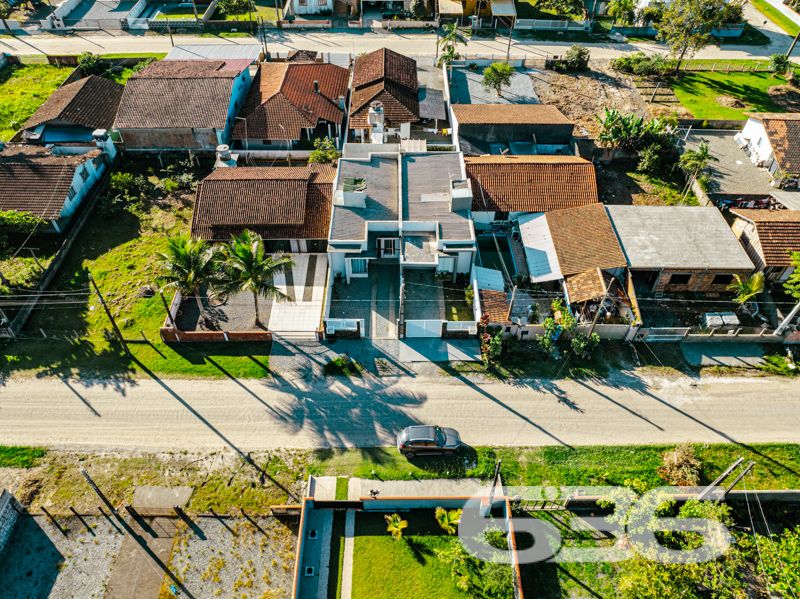 Descubra o equilíbrio ideal entre sofisticação, conforto e praticidade nesta residência térrea geminada, 100% mobiliada, localizada no bairro Costeira em Balneário Barra do Sul/SC. Com área de 63,60 m², esta casa foi projetada para quem busca qualidade de vida sem abrir mão do estilo e da funcionalidade.
Em terreno de 150,00 m², o imóvel entrega um acabamento moderno e acolhedor. Ao entrar, você é recebido por uma sala de estar com teto rebaixado em gesso e iluminação embutida, integrando-se à sala de jantar e à cozinha gourmet com marcenaria sob medida, bancadas em pedra e eletrodomésticos de alto padrão – todos inclusos no negócio (TVs, geladeira, forno, micro-ondas, máquina lava e seca, entre outros).
A residência possui 2 dormitórios confortáveis, sendo o quarto principal planejado para oferecer o máximo de aconchego. O banheiro social é elegante, com box em vidro e detalhes sofisticados. Há ainda um escritório inteligente com móveis sob medida, ideal para quem trabalha em home office.
Nos fundos, um espaço externo com jardim e uma charmosa edícula com churrasqueira tornam o ambiente ideal para confraternizações. O destaque especial vai para a banheira tipo ofurô, perfeita para momentos de relaxamento.
A casa é totalmente murada, com sistema de segurança completo: câmeras, alarme e campainha com vídeo. A garagem comporta seu veículo com segurança.
Esta é uma oportunidade para quem valoriza o “porteira fechada”: tudo que está nas fotos fica no imóvel.
Seu novo lar está pronto para morar. Visite e surpreenda-se!
636 NEGÓCIOS IMOBILIÁRIOS: A SUA MELHOR ESCOLHA
Com mais de 30 anos de experiência, a 636 Negócios Imobiliários é sua parceira ideal para encontrar o imóvel perfeito. Estamos prontos para ajudá-lo a fazer deste imóvel o seu novo lar.
Telefone: (47) 3451-0636
WhatsApp: (47) 99190-0636
Não perca esta oportunidade única. Visite nosso site para mais informações: i636.com.br