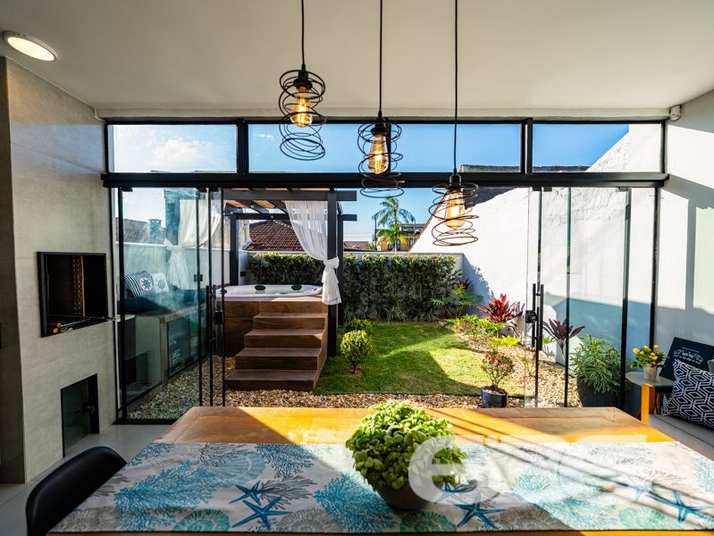 Descubra o equilíbrio ideal entre sofisticação, conforto e praticidade nesta residência térrea geminada, 100% mobiliada, localizada no bairro Costeira em Balneário Barra do Sul/SC. Com área de 63,60 m², esta casa foi projetada para quem busca qualidade de vida sem abrir mão do estilo e da funcionalidade.
Em terreno de 150,00 m², o imóvel entrega um acabamento moderno e acolhedor. Ao entrar, você é recebido por uma sala de estar com teto rebaixado em gesso e iluminação embutida, integrando-se à sala de jantar e à cozinha gourmet com marcenaria sob medida, bancadas em pedra e eletrodomésticos de alto padrão – todos inclusos no negócio (TVs, geladeira, forno, micro-ondas, máquina lava e seca, entre outros).
A residência possui 2 dormitórios confortáveis, sendo o quarto principal planejado para oferecer o máximo de aconchego. O banheiro social é elegante, com box em vidro e detalhes sofisticados. Há ainda um escritório inteligente com móveis sob medida, ideal para quem trabalha em home office.
Nos fundos, um espaço externo com jardim e uma charmosa edícula com churrasqueira tornam o ambiente ideal para confraternizações. O destaque especial vai para a banheira tipo ofurô, perfeita para momentos de relaxamento.
A casa é totalmente murada, com sistema de segurança completo: câmeras, alarme e campainha com vídeo. A garagem comporta seu veículo com segurança.
Esta é uma oportunidade para quem valoriza o “porteira fechada”: tudo que está nas fotos fica no imóvel.
Seu novo lar está pronto para morar. Visite e surpreenda-se!
636 NEGÓCIOS IMOBILIÁRIOS: A SUA MELHOR ESCOLHA
Com mais de 30 anos de experiência, a 636 Negócios Imobiliários é sua parceira ideal para encontrar o imóvel perfeito. Estamos prontos para ajudá-lo a fazer deste imóvel o seu novo lar.
Telefone: (47) 3451-0636
WhatsApp: (47) 99190-0636
Não perca esta oportunidade única. Visite nosso site para mais informações: i636.com.br