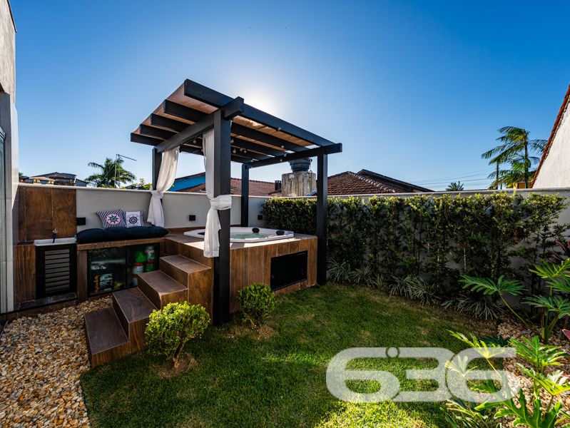 Descubra o equilíbrio ideal entre sofisticação, conforto e praticidade nesta residência térrea geminada, 100% mobiliada, localizada no bairro Costeira em Balneário Barra do Sul/SC. Com área de 63,60 m², esta casa foi projetada para quem busca qualidade de vida sem abrir mão do estilo e da funcionalidade.
Em terreno de 150,00 m², o imóvel entrega um acabamento moderno e acolhedor. Ao entrar, você é recebido por uma sala de estar com teto rebaixado em gesso e iluminação embutida, integrando-se à sala de jantar e à cozinha gourmet com marcenaria sob medida, bancadas em pedra e eletrodomésticos de alto padrão – todos inclusos no negócio (TVs, geladeira, forno, micro-ondas, máquina lava e seca, entre outros).
A residência possui 2 dormitórios confortáveis, sendo o quarto principal planejado para oferecer o máximo de aconchego. O banheiro social é elegante, com box em vidro e detalhes sofisticados. Há ainda um escritório inteligente com móveis sob medida, ideal para quem trabalha em home office.
Nos fundos, um espaço externo com jardim e uma charmosa edícula com churrasqueira tornam o ambiente ideal para confraternizações. O destaque especial vai para a banheira tipo ofurô, perfeita para momentos de relaxamento.
A casa é totalmente murada, com sistema de segurança completo: câmeras, alarme e campainha com vídeo. A garagem comporta seu veículo com segurança.
Esta é uma oportunidade para quem valoriza o “porteira fechada”: tudo que está nas fotos fica no imóvel.
Seu novo lar está pronto para morar. Visite e surpreenda-se!
636 NEGÓCIOS IMOBILIÁRIOS: A SUA MELHOR ESCOLHA
Com mais de 30 anos de experiência, a 636 Negócios Imobiliários é sua parceira ideal para encontrar o imóvel perfeito. Estamos prontos para ajudá-lo a fazer deste imóvel o seu novo lar.
Telefone: (47) 3451-0636
WhatsApp: (47) 99190-0636
Não perca esta oportunidade única. Visite nosso site para mais informações: i636.com.br