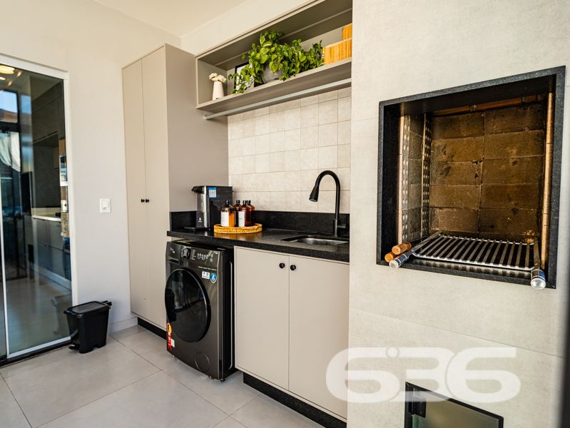 Descubra o equilíbrio ideal entre sofisticação, conforto e praticidade nesta residência térrea geminada, 100% mobiliada, localizada no bairro Costeira em Balneário Barra do Sul/SC. Com área de 63,60 m², esta casa foi projetada para quem busca qualidade de vida sem abrir mão do estilo e da funcionalidade.
Em terreno de 150,00 m², o imóvel entrega um acabamento moderno e acolhedor. Ao entrar, você é recebido por uma sala de estar com teto rebaixado em gesso e iluminação embutida, integrando-se à sala de jantar e à cozinha gourmet com marcenaria sob medida, bancadas em pedra e eletrodomésticos de alto padrão – todos inclusos no negócio (TVs, geladeira, forno, micro-ondas, máquina lava e seca, entre outros).
A residência possui 2 dormitórios confortáveis, sendo o quarto principal planejado para oferecer o máximo de aconchego. O banheiro social é elegante, com box em vidro e detalhes sofisticados. Há ainda um escritório inteligente com móveis sob medida, ideal para quem trabalha em home office.
Nos fundos, um espaço externo com jardim e uma charmosa edícula com churrasqueira tornam o ambiente ideal para confraternizações. O destaque especial vai para a banheira tipo ofurô, perfeita para momentos de relaxamento.
A casa é totalmente murada, com sistema de segurança completo: câmeras, alarme e campainha com vídeo. A garagem comporta seu veículo com segurança.
Esta é uma oportunidade para quem valoriza o “porteira fechada”: tudo que está nas fotos fica no imóvel.
Seu novo lar está pronto para morar. Visite e surpreenda-se!
636 NEGÓCIOS IMOBILIÁRIOS: A SUA MELHOR ESCOLHA
Com mais de 30 anos de experiência, a 636 Negócios Imobiliários é sua parceira ideal para encontrar o imóvel perfeito. Estamos prontos para ajudá-lo a fazer deste imóvel o seu novo lar.
Telefone: (47) 3451-0636
WhatsApp: (47) 99190-0636
Não perca esta oportunidade única. Visite nosso site para mais informações: i636.com.br