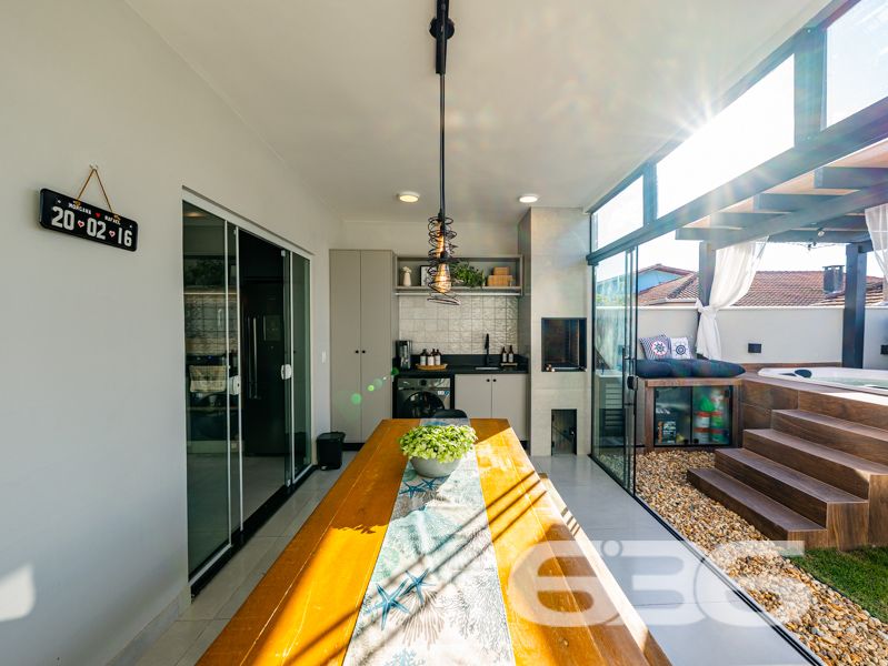 Descubra o equilíbrio ideal entre sofisticação, conforto e praticidade nesta residência térrea geminada, 100% mobiliada, localizada no bairro Costeira em Balneário Barra do Sul/SC. Com área de 63,60 m², esta casa foi projetada para quem busca qualidade de vida sem abrir mão do estilo e da funcionalidade.
Em terreno de 150,00 m², o imóvel entrega um acabamento moderno e acolhedor. Ao entrar, você é recebido por uma sala de estar com teto rebaixado em gesso e iluminação embutida, integrando-se à sala de jantar e à cozinha gourmet com marcenaria sob medida, bancadas em pedra e eletrodomésticos de alto padrão – todos inclusos no negócio (TVs, geladeira, forno, micro-ondas, máquina lava e seca, entre outros).
A residência possui 2 dormitórios confortáveis, sendo o quarto principal planejado para oferecer o máximo de aconchego. O banheiro social é elegante, com box em vidro e detalhes sofisticados. Há ainda um escritório inteligente com móveis sob medida, ideal para quem trabalha em home office.
Nos fundos, um espaço externo com jardim e uma charmosa edícula com churrasqueira tornam o ambiente ideal para confraternizações. O destaque especial vai para a banheira tipo ofurô, perfeita para momentos de relaxamento.
A casa é totalmente murada, com sistema de segurança completo: câmeras, alarme e campainha com vídeo. A garagem comporta seu veículo com segurança.
Esta é uma oportunidade para quem valoriza o “porteira fechada”: tudo que está nas fotos fica no imóvel.
Seu novo lar está pronto para morar. Visite e surpreenda-se!
636 NEGÓCIOS IMOBILIÁRIOS: A SUA MELHOR ESCOLHA
Com mais de 30 anos de experiência, a 636 Negócios Imobiliários é sua parceira ideal para encontrar o imóvel perfeito. Estamos prontos para ajudá-lo a fazer deste imóvel o seu novo lar.
Telefone: (47) 3451-0636
WhatsApp: (47) 99190-0636
Não perca esta oportunidade única. Visite nosso site para mais informações: i636.com.br