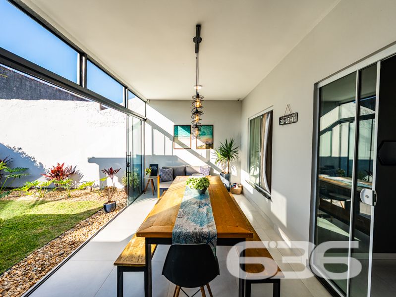 Descubra o equilíbrio ideal entre sofisticação, conforto e praticidade nesta residência térrea geminada, 100% mobiliada, localizada no bairro Costeira em Balneário Barra do Sul/SC. Com área de 63,60 m², esta casa foi projetada para quem busca qualidade de vida sem abrir mão do estilo e da funcionalidade.
Em terreno de 150,00 m², o imóvel entrega um acabamento moderno e acolhedor. Ao entrar, você é recebido por uma sala de estar com teto rebaixado em gesso e iluminação embutida, integrando-se à sala de jantar e à cozinha gourmet com marcenaria sob medida, bancadas em pedra e eletrodomésticos de alto padrão – todos inclusos no negócio (TVs, geladeira, forno, micro-ondas, máquina lava e seca, entre outros).
A residência possui 2 dormitórios confortáveis, sendo o quarto principal planejado para oferecer o máximo de aconchego. O banheiro social é elegante, com box em vidro e detalhes sofisticados. Há ainda um escritório inteligente com móveis sob medida, ideal para quem trabalha em home office.
Nos fundos, um espaço externo com jardim e uma charmosa edícula com churrasqueira tornam o ambiente ideal para confraternizações. O destaque especial vai para a banheira tipo ofurô, perfeita para momentos de relaxamento.
A casa é totalmente murada, com sistema de segurança completo: câmeras, alarme e campainha com vídeo. A garagem comporta seu veículo com segurança.
Esta é uma oportunidade para quem valoriza o “porteira fechada”: tudo que está nas fotos fica no imóvel.
Seu novo lar está pronto para morar. Visite e surpreenda-se!
636 NEGÓCIOS IMOBILIÁRIOS: A SUA MELHOR ESCOLHA
Com mais de 30 anos de experiência, a 636 Negócios Imobiliários é sua parceira ideal para encontrar o imóvel perfeito. Estamos prontos para ajudá-lo a fazer deste imóvel o seu novo lar.
Telefone: (47) 3451-0636
WhatsApp: (47) 99190-0636
Não perca esta oportunidade única. Visite nosso site para mais informações: i636.com.br