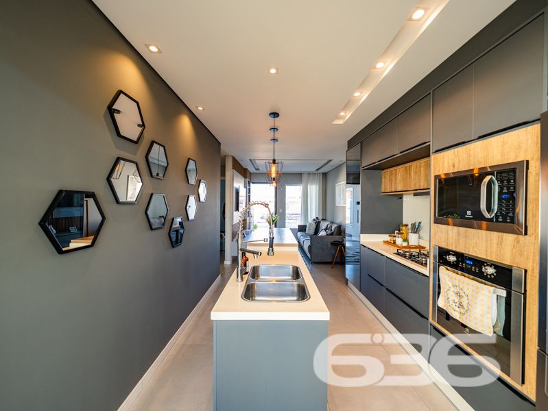 Descubra o equilíbrio ideal entre sofisticação, conforto e praticidade nesta residência térrea geminada, 100% mobiliada, localizada no bairro Costeira em Balneário Barra do Sul/SC. Com área de 63,60 m², esta casa foi projetada para quem busca qualidade de vida sem abrir mão do estilo e da funcionalidade.
Em terreno de 150,00 m², o imóvel entrega um acabamento moderno e acolhedor. Ao entrar, você é recebido por uma sala de estar com teto rebaixado em gesso e iluminação embutida, integrando-se à sala de jantar e à cozinha gourmet com marcenaria sob medida, bancadas em pedra e eletrodomésticos de alto padrão – todos inclusos no negócio (TVs, geladeira, forno, micro-ondas, máquina lava e seca, entre outros).
A residência possui 2 dormitórios confortáveis, sendo o quarto principal planejado para oferecer o máximo de aconchego. O banheiro social é elegante, com box em vidro e detalhes sofisticados. Há ainda um escritório inteligente com móveis sob medida, ideal para quem trabalha em home office.
Nos fundos, um espaço externo com jardim e uma charmosa edícula com churrasqueira tornam o ambiente ideal para confraternizações. O destaque especial vai para a banheira tipo ofurô, perfeita para momentos de relaxamento.
A casa é totalmente murada, com sistema de segurança completo: câmeras, alarme e campainha com vídeo. A garagem comporta seu veículo com segurança.
Esta é uma oportunidade para quem valoriza o “porteira fechada”: tudo que está nas fotos fica no imóvel.
Seu novo lar está pronto para morar. Visite e surpreenda-se!
636 NEGÓCIOS IMOBILIÁRIOS: A SUA MELHOR ESCOLHA
Com mais de 30 anos de experiência, a 636 Negócios Imobiliários é sua parceira ideal para encontrar o imóvel perfeito. Estamos prontos para ajudá-lo a fazer deste imóvel o seu novo lar.
Telefone: (47) 3451-0636
WhatsApp: (47) 99190-0636
Não perca esta oportunidade única. Visite nosso site para mais informações: i636.com.br
