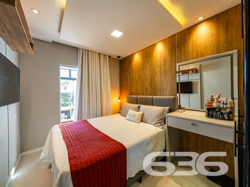 Descubra o equilíbrio ideal entre sofisticação, conforto e praticidade nesta residência térrea geminada, 100% mobiliada, localizada no bairro Costeira em Balneário Barra do Sul/SC. Com área de 63,60 m², esta casa foi projetada para quem busca qualidade de vida sem abrir mão do estilo e da funcionalidade.
Em terreno de 150,00 m², o imóvel entrega um acabamento moderno e acolhedor. Ao entrar, você é recebido por uma sala de estar com teto rebaixado em gesso e iluminação embutida, integrando-se à sala de jantar e à cozinha gourmet com marcenaria sob medida, bancadas em pedra e eletrodomésticos de alto padrão – todos inclusos no negócio (TVs, geladeira, forno, micro-ondas, máquina lava e seca, entre outros).
A residência possui 2 dormitórios confortáveis, sendo o quarto principal planejado para oferecer o máximo de aconchego. O banheiro social é elegante, com box em vidro e detalhes sofisticados. Há ainda um escritório inteligente com móveis sob medida, ideal para quem trabalha em home office.
Nos fundos, um espaço externo com jardim e uma charmosa edícula com churrasqueira tornam o ambiente ideal para confraternizações. O destaque especial vai para a banheira tipo ofurô, perfeita para momentos de relaxamento.
A casa é totalmente murada, com sistema de segurança completo: câmeras, alarme e campainha com vídeo. A garagem comporta seu veículo com segurança.
Esta é uma oportunidade para quem valoriza o “porteira fechada”: tudo que está nas fotos fica no imóvel.
Seu novo lar está pronto para morar. Visite e surpreenda-se!
636 NEGÓCIOS IMOBILIÁRIOS: A SUA MELHOR ESCOLHA
Com mais de 30 anos de experiência, a 636 Negócios Imobiliários é sua parceira ideal para encontrar o imóvel perfeito. Estamos prontos para ajudá-lo a fazer deste imóvel o seu novo lar.
Telefone: (47) 3451-0636
WhatsApp: (47) 99190-0636
Não perca esta oportunidade única. Visite nosso site para mais informações: i636.com.br