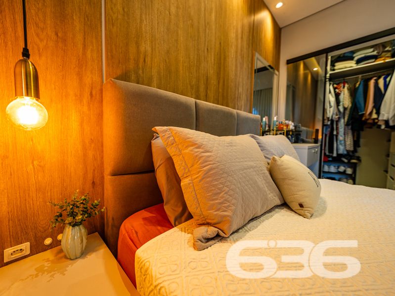 Descubra o equilíbrio ideal entre sofisticação, conforto e praticidade nesta residência térrea geminada, 100% mobiliada, localizada no bairro Costeira em Balneário Barra do Sul/SC. Com área de 63,60 m², esta casa foi projetada para quem busca qualidade de vida sem abrir mão do estilo e da funcionalidade.
Em terreno de 150,00 m², o imóvel entrega um acabamento moderno e acolhedor. Ao entrar, você é recebido por uma sala de estar com teto rebaixado em gesso e iluminação embutida, integrando-se à sala de jantar e à cozinha gourmet com marcenaria sob medida, bancadas em pedra e eletrodomésticos de alto padrão – todos inclusos no negócio (TVs, geladeira, forno, micro-ondas, máquina lava e seca, entre outros).
A residência possui 2 dormitórios confortáveis, sendo o quarto principal planejado para oferecer o máximo de aconchego. O banheiro social é elegante, com box em vidro e detalhes sofisticados. Há ainda um escritório inteligente com móveis sob medida, ideal para quem trabalha em home office.
Nos fundos, um espaço externo com jardim e uma charmosa edícula com churrasqueira tornam o ambiente ideal para confraternizações. O destaque especial vai para a banheira tipo ofurô, perfeita para momentos de relaxamento.
A casa é totalmente murada, com sistema de segurança completo: câmeras, alarme e campainha com vídeo. A garagem comporta seu veículo com segurança.
Esta é uma oportunidade para quem valoriza o “porteira fechada”: tudo que está nas fotos fica no imóvel.
Seu novo lar está pronto para morar. Visite e surpreenda-se!
636 NEGÓCIOS IMOBILIÁRIOS: A SUA MELHOR ESCOLHA
Com mais de 30 anos de experiência, a 636 Negócios Imobiliários é sua parceira ideal para encontrar o imóvel perfeito. Estamos prontos para ajudá-lo a fazer deste imóvel o seu novo lar.
Telefone: (47) 3451-0636
WhatsApp: (47) 99190-0636
Não perca esta oportunidade única. Visite nosso site para mais informações: i636.com.br