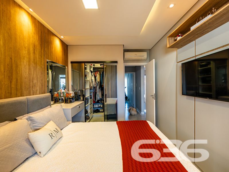 Descubra o equilíbrio ideal entre sofisticação, conforto e praticidade nesta residência térrea geminada, 100% mobiliada, localizada no bairro Costeira em Balneário Barra do Sul/SC. Com área de 63,60 m², esta casa foi projetada para quem busca qualidade de vida sem abrir mão do estilo e da funcionalidade.
Em terreno de 150,00 m², o imóvel entrega um acabamento moderno e acolhedor. Ao entrar, você é recebido por uma sala de estar com teto rebaixado em gesso e iluminação embutida, integrando-se à sala de jantar e à cozinha gourmet com marcenaria sob medida, bancadas em pedra e eletrodomésticos de alto padrão – todos inclusos no negócio (TVs, geladeira, forno, micro-ondas, máquina lava e seca, entre outros).
A residência possui 2 dormitórios confortáveis, sendo o quarto principal planejado para oferecer o máximo de aconchego. O banheiro social é elegante, com box em vidro e detalhes sofisticados. Há ainda um escritório inteligente com móveis sob medida, ideal para quem trabalha em home office.
Nos fundos, um espaço externo com jardim e uma charmosa edícula com churrasqueira tornam o ambiente ideal para confraternizações. O destaque especial vai para a banheira tipo ofurô, perfeita para momentos de relaxamento.
A casa é totalmente murada, com sistema de segurança completo: câmeras, alarme e campainha com vídeo. A garagem comporta seu veículo com segurança.
Esta é uma oportunidade para quem valoriza o “porteira fechada”: tudo que está nas fotos fica no imóvel.
Seu novo lar está pronto para morar. Visite e surpreenda-se!
636 NEGÓCIOS IMOBILIÁRIOS: A SUA MELHOR ESCOLHA
Com mais de 30 anos de experiência, a 636 Negócios Imobiliários é sua parceira ideal para encontrar o imóvel perfeito. Estamos prontos para ajudá-lo a fazer deste imóvel o seu novo lar.
Telefone: (47) 3451-0636
WhatsApp: (47) 99190-0636
Não perca esta oportunidade única. Visite nosso site para mais informações: i636.com.br