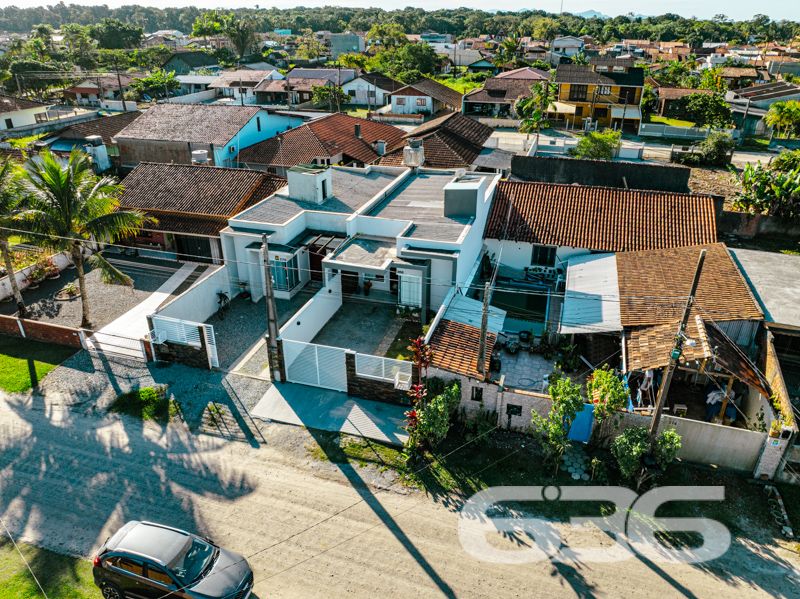 Descubra o equilíbrio ideal entre sofisticação, conforto e praticidade nesta residência térrea geminada, 100% mobiliada, localizada no bairro Costeira em Balneário Barra do Sul/SC. Com área de 63,60 m², esta casa foi projetada para quem busca qualidade de vida sem abrir mão do estilo e da funcionalidade.
Em terreno de 150,00 m², o imóvel entrega um acabamento moderno e acolhedor. Ao entrar, você é recebido por uma sala de estar com teto rebaixado em gesso e iluminação embutida, integrando-se à sala de jantar e à cozinha gourmet com marcenaria sob medida, bancadas em pedra e eletrodomésticos de alto padrão – todos inclusos no negócio (TVs, geladeira, forno, micro-ondas, máquina lava e seca, entre outros).
A residência possui 2 dormitórios confortáveis, sendo o quarto principal planejado para oferecer o máximo de aconchego. O banheiro social é elegante, com box em vidro e detalhes sofisticados. Há ainda um escritório inteligente com móveis sob medida, ideal para quem trabalha em home office.
Nos fundos, um espaço externo com jardim e uma charmosa edícula com churrasqueira tornam o ambiente ideal para confraternizações. O destaque especial vai para a banheira tipo ofurô, perfeita para momentos de relaxamento.
A casa é totalmente murada, com sistema de segurança completo: câmeras, alarme e campainha com vídeo. A garagem comporta seu veículo com segurança.
Esta é uma oportunidade para quem valoriza o “porteira fechada”: tudo que está nas fotos fica no imóvel.
Seu novo lar está pronto para morar. Visite e surpreenda-se!
636 NEGÓCIOS IMOBILIÁRIOS: A SUA MELHOR ESCOLHA
Com mais de 30 anos de experiência, a 636 Negócios Imobiliários é sua parceira ideal para encontrar o imóvel perfeito. Estamos prontos para ajudá-lo a fazer deste imóvel o seu novo lar.
Telefone: (47) 3451-0636
WhatsApp: (47) 99190-0636
Não perca esta oportunidade única. Visite nosso site para mais informações: i636.com.br