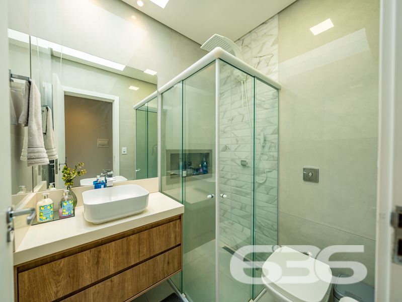 Descubra o equilíbrio ideal entre sofisticação, conforto e praticidade nesta residência térrea geminada, 100% mobiliada, localizada no bairro Costeira em Balneário Barra do Sul/SC. Com área de 63,60 m², esta casa foi projetada para quem busca qualidade de vida sem abrir mão do estilo e da funcionalidade.
Em terreno de 150,00 m², o imóvel entrega um acabamento moderno e acolhedor. Ao entrar, você é recebido por uma sala de estar com teto rebaixado em gesso e iluminação embutida, integrando-se à sala de jantar e à cozinha gourmet com marcenaria sob medida, bancadas em pedra e eletrodomésticos de alto padrão – todos inclusos no negócio (TVs, geladeira, forno, micro-ondas, máquina lava e seca, entre outros).
A residência possui 2 dormitórios confortáveis, sendo o quarto principal planejado para oferecer o máximo de aconchego. O banheiro social é elegante, com box em vidro e detalhes sofisticados. Há ainda um escritório inteligente com móveis sob medida, ideal para quem trabalha em home office.
Nos fundos, um espaço externo com jardim e uma charmosa edícula com churrasqueira tornam o ambiente ideal para confraternizações. O destaque especial vai para a banheira tipo ofurô, perfeita para momentos de relaxamento.
A casa é totalmente murada, com sistema de segurança completo: câmeras, alarme e campainha com vídeo. A garagem comporta seu veículo com segurança.
Esta é uma oportunidade para quem valoriza o “porteira fechada”: tudo que está nas fotos fica no imóvel.
Seu novo lar está pronto para morar. Visite e surpreenda-se!
636 NEGÓCIOS IMOBILIÁRIOS: A SUA MELHOR ESCOLHA
Com mais de 30 anos de experiência, a 636 Negócios Imobiliários é sua parceira ideal para encontrar o imóvel perfeito. Estamos prontos para ajudá-lo a fazer deste imóvel o seu novo lar.
Telefone: (47) 3451-0636
WhatsApp: (47) 99190-0636
Não perca esta oportunidade única. Visite nosso site para mais informações: i636.com.br