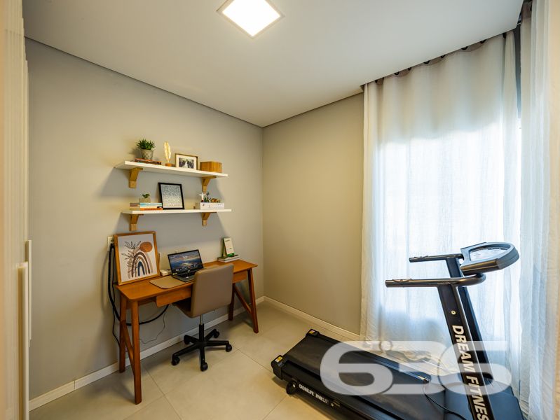 Descubra o equilíbrio ideal entre sofisticação, conforto e praticidade nesta residência térrea geminada, 100% mobiliada, localizada no bairro Costeira em Balneário Barra do Sul/SC. Com área de 63,60 m², esta casa foi projetada para quem busca qualidade de vida sem abrir mão do estilo e da funcionalidade.
Em terreno de 150,00 m², o imóvel entrega um acabamento moderno e acolhedor. Ao entrar, você é recebido por uma sala de estar com teto rebaixado em gesso e iluminação embutida, integrando-se à sala de jantar e à cozinha gourmet com marcenaria sob medida, bancadas em pedra e eletrodomésticos de alto padrão – todos inclusos no negócio (TVs, geladeira, forno, micro-ondas, máquina lava e seca, entre outros).
A residência possui 2 dormitórios confortáveis, sendo o quarto principal planejado para oferecer o máximo de aconchego. O banheiro social é elegante, com box em vidro e detalhes sofisticados. Há ainda um escritório inteligente com móveis sob medida, ideal para quem trabalha em home office.
Nos fundos, um espaço externo com jardim e uma charmosa edícula com churrasqueira tornam o ambiente ideal para confraternizações. O destaque especial vai para a banheira tipo ofurô, perfeita para momentos de relaxamento.
A casa é totalmente murada, com sistema de segurança completo: câmeras, alarme e campainha com vídeo. A garagem comporta seu veículo com segurança.
Esta é uma oportunidade para quem valoriza o “porteira fechada”: tudo que está nas fotos fica no imóvel.
Seu novo lar está pronto para morar. Visite e surpreenda-se!
636 NEGÓCIOS IMOBILIÁRIOS: A SUA MELHOR ESCOLHA
Com mais de 30 anos de experiência, a 636 Negócios Imobiliários é sua parceira ideal para encontrar o imóvel perfeito. Estamos prontos para ajudá-lo a fazer deste imóvel o seu novo lar.
Telefone: (47) 3451-0636
WhatsApp: (47) 99190-0636
Não perca esta oportunidade única. Visite nosso site para mais informações: i636.com.br