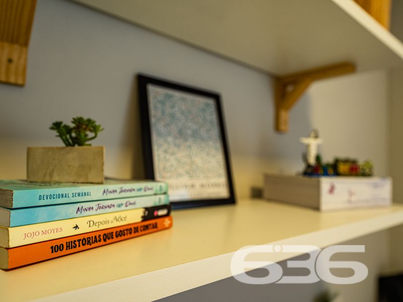 Descubra o equilíbrio ideal entre sofisticação, conforto e praticidade nesta residência térrea geminada, 100% mobiliada, localizada no bairro Costeira em Balneário Barra do Sul/SC. Com área de 63,60 m², esta casa foi projetada para quem busca qualidade de vida sem abrir mão do estilo e da funcionalidade.
Em terreno de 150,00 m², o imóvel entrega um acabamento moderno e acolhedor. Ao entrar, você é recebido por uma sala de estar com teto rebaixado em gesso e iluminação embutida, integrando-se à sala de jantar e à cozinha gourmet com marcenaria sob medida, bancadas em pedra e eletrodomésticos de alto padrão – todos inclusos no negócio (TVs, geladeira, forno, micro-ondas, máquina lava e seca, entre outros).
A residência possui 2 dormitórios confortáveis, sendo o quarto principal planejado para oferecer o máximo de aconchego. O banheiro social é elegante, com box em vidro e detalhes sofisticados. Há ainda um escritório inteligente com móveis sob medida, ideal para quem trabalha em home office.
Nos fundos, um espaço externo com jardim e uma charmosa edícula com churrasqueira tornam o ambiente ideal para confraternizações. O destaque especial vai para a banheira tipo ofurô, perfeita para momentos de relaxamento.
A casa é totalmente murada, com sistema de segurança completo: câmeras, alarme e campainha com vídeo. A garagem comporta seu veículo com segurança.
Esta é uma oportunidade para quem valoriza o “porteira fechada”: tudo que está nas fotos fica no imóvel.
Seu novo lar está pronto para morar. Visite e surpreenda-se!
636 NEGÓCIOS IMOBILIÁRIOS: A SUA MELHOR ESCOLHA
Com mais de 30 anos de experiência, a 636 Negócios Imobiliários é sua parceira ideal para encontrar o imóvel perfeito. Estamos prontos para ajudá-lo a fazer deste imóvel o seu novo lar.
Telefone: (47) 3451-0636
WhatsApp: (47) 99190-0636
Não perca esta oportunidade única. Visite nosso site para mais informações: i636.com.br