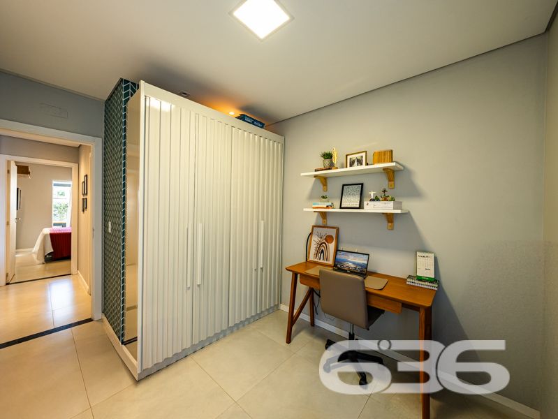 Descubra o equilíbrio ideal entre sofisticação, conforto e praticidade nesta residência térrea geminada, 100% mobiliada, localizada no bairro Costeira em Balneário Barra do Sul/SC. Com área de 63,60 m², esta casa foi projetada para quem busca qualidade de vida sem abrir mão do estilo e da funcionalidade.
Em terreno de 150,00 m², o imóvel entrega um acabamento moderno e acolhedor. Ao entrar, você é recebido por uma sala de estar com teto rebaixado em gesso e iluminação embutida, integrando-se à sala de jantar e à cozinha gourmet com marcenaria sob medida, bancadas em pedra e eletrodomésticos de alto padrão – todos inclusos no negócio (TVs, geladeira, forno, micro-ondas, máquina lava e seca, entre outros).
A residência possui 2 dormitórios confortáveis, sendo o quarto principal planejado para oferecer o máximo de aconchego. O banheiro social é elegante, com box em vidro e detalhes sofisticados. Há ainda um escritório inteligente com móveis sob medida, ideal para quem trabalha em home office.
Nos fundos, um espaço externo com jardim e uma charmosa edícula com churrasqueira tornam o ambiente ideal para confraternizações. O destaque especial vai para a banheira tipo ofurô, perfeita para momentos de relaxamento.
A casa é totalmente murada, com sistema de segurança completo: câmeras, alarme e campainha com vídeo. A garagem comporta seu veículo com segurança.
Esta é uma oportunidade para quem valoriza o “porteira fechada”: tudo que está nas fotos fica no imóvel.
Seu novo lar está pronto para morar. Visite e surpreenda-se!
636 NEGÓCIOS IMOBILIÁRIOS: A SUA MELHOR ESCOLHA
Com mais de 30 anos de experiência, a 636 Negócios Imobiliários é sua parceira ideal para encontrar o imóvel perfeito. Estamos prontos para ajudá-lo a fazer deste imóvel o seu novo lar.
Telefone: (47) 3451-0636
WhatsApp: (47) 99190-0636
Não perca esta oportunidade única. Visite nosso site para mais informações: i636.com.br