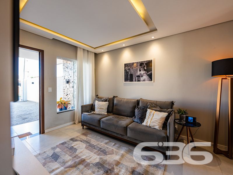 Descubra o equilíbrio ideal entre sofisticação, conforto e praticidade nesta residência térrea geminada, 100% mobiliada, localizada no bairro Costeira em Balneário Barra do Sul/SC. Com área de 63,60 m², esta casa foi projetada para quem busca qualidade de vida sem abrir mão do estilo e da funcionalidade.
Em terreno de 150,00 m², o imóvel entrega um acabamento moderno e acolhedor. Ao entrar, você é recebido por uma sala de estar com teto rebaixado em gesso e iluminação embutida, integrando-se à sala de jantar e à cozinha gourmet com marcenaria sob medida, bancadas em pedra e eletrodomésticos de alto padrão – todos inclusos no negócio (TVs, geladeira, forno, micro-ondas, máquina lava e seca, entre outros).
A residência possui 2 dormitórios confortáveis, sendo o quarto principal planejado para oferecer o máximo de aconchego. O banheiro social é elegante, com box em vidro e detalhes sofisticados. Há ainda um escritório inteligente com móveis sob medida, ideal para quem trabalha em home office.
Nos fundos, um espaço externo com jardim e uma charmosa edícula com churrasqueira tornam o ambiente ideal para confraternizações. O destaque especial vai para a banheira tipo ofurô, perfeita para momentos de relaxamento.
A casa é totalmente murada, com sistema de segurança completo: câmeras, alarme e campainha com vídeo. A garagem comporta seu veículo com segurança.
Esta é uma oportunidade para quem valoriza o “porteira fechada”: tudo que está nas fotos fica no imóvel.
Seu novo lar está pronto para morar. Visite e surpreenda-se!
636 NEGÓCIOS IMOBILIÁRIOS: A SUA MELHOR ESCOLHA
Com mais de 30 anos de experiência, a 636 Negócios Imobiliários é sua parceira ideal para encontrar o imóvel perfeito. Estamos prontos para ajudá-lo a fazer deste imóvel o seu novo lar.
Telefone: (47) 3451-0636
WhatsApp: (47) 99190-0636
Não perca esta oportunidade única. Visite nosso site para mais informações: i636.com.br