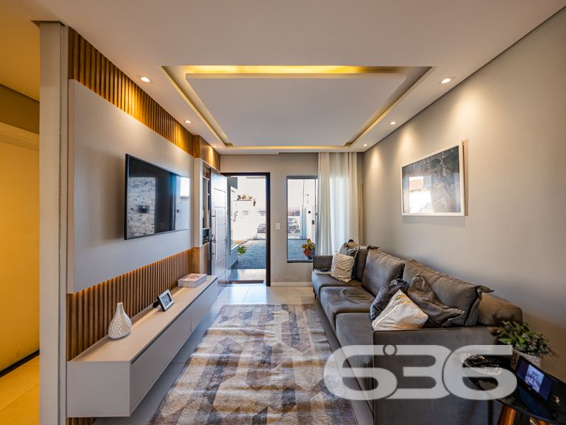 Descubra o equilíbrio ideal entre sofisticação, conforto e praticidade nesta residência térrea geminada, 100% mobiliada, localizada no bairro Costeira em Balneário Barra do Sul/SC. Com área de 63,60 m², esta casa foi projetada para quem busca qualidade de vida sem abrir mão do estilo e da funcionalidade.
Em terreno de 150,00 m², o imóvel entrega um acabamento moderno e acolhedor. Ao entrar, você é recebido por uma sala de estar com teto rebaixado em gesso e iluminação embutida, integrando-se à sala de jantar e à cozinha gourmet com marcenaria sob medida, bancadas em pedra e eletrodomésticos de alto padrão – todos inclusos no negócio (TVs, geladeira, forno, micro-ondas, máquina lava e seca, entre outros).
A residência possui 2 dormitórios confortáveis, sendo o quarto principal planejado para oferecer o máximo de aconchego. O banheiro social é elegante, com box em vidro e detalhes sofisticados. Há ainda um escritório inteligente com móveis sob medida, ideal para quem trabalha em home office.
Nos fundos, um espaço externo com jardim e uma charmosa edícula com churrasqueira tornam o ambiente ideal para confraternizações. O destaque especial vai para a banheira tipo ofurô, perfeita para momentos de relaxamento.
A casa é totalmente murada, com sistema de segurança completo: câmeras, alarme e campainha com vídeo. A garagem comporta seu veículo com segurança.
Esta é uma oportunidade para quem valoriza o “porteira fechada”: tudo que está nas fotos fica no imóvel.
Seu novo lar está pronto para morar. Visite e surpreenda-se!
636 NEGÓCIOS IMOBILIÁRIOS: A SUA MELHOR ESCOLHA
Com mais de 30 anos de experiência, a 636 Negócios Imobiliários é sua parceira ideal para encontrar o imóvel perfeito. Estamos prontos para ajudá-lo a fazer deste imóvel o seu novo lar.
Telefone: (47) 3451-0636
WhatsApp: (47) 99190-0636
Não perca esta oportunidade única. Visite nosso site para mais informações: i636.com.br