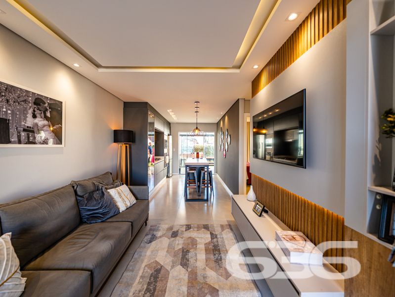 Descubra o equilíbrio ideal entre sofisticação, conforto e praticidade nesta residência térrea geminada, 100% mobiliada, localizada no bairro Costeira em Balneário Barra do Sul/SC. Com área de 63,60 m², esta casa foi projetada para quem busca qualidade de vida sem abrir mão do estilo e da funcionalidade.
Em terreno de 150,00 m², o imóvel entrega um acabamento moderno e acolhedor. Ao entrar, você é recebido por uma sala de estar com teto rebaixado em gesso e iluminação embutida, integrando-se à sala de jantar e à cozinha gourmet com marcenaria sob medida, bancadas em pedra e eletrodomésticos de alto padrão – todos inclusos no negócio (TVs, geladeira, forno, micro-ondas, máquina lava e seca, entre outros).
A residência possui 2 dormitórios confortáveis, sendo o quarto principal planejado para oferecer o máximo de aconchego. O banheiro social é elegante, com box em vidro e detalhes sofisticados. Há ainda um escritório inteligente com móveis sob medida, ideal para quem trabalha em home office.
Nos fundos, um espaço externo com jardim e uma charmosa edícula com churrasqueira tornam o ambiente ideal para confraternizações. O destaque especial vai para a banheira tipo ofurô, perfeita para momentos de relaxamento.
A casa é totalmente murada, com sistema de segurança completo: câmeras, alarme e campainha com vídeo. A garagem comporta seu veículo com segurança.
Esta é uma oportunidade para quem valoriza o “porteira fechada”: tudo que está nas fotos fica no imóvel.
Seu novo lar está pronto para morar. Visite e surpreenda-se!
636 NEGÓCIOS IMOBILIÁRIOS: A SUA MELHOR ESCOLHA
Com mais de 30 anos de experiência, a 636 Negócios Imobiliários é sua parceira ideal para encontrar o imóvel perfeito. Estamos prontos para ajudá-lo a fazer deste imóvel o seu novo lar.
Telefone: (47) 3451-0636
WhatsApp: (47) 99190-0636
Não perca esta oportunidade única. Visite nosso site para mais informações: i636.com.br