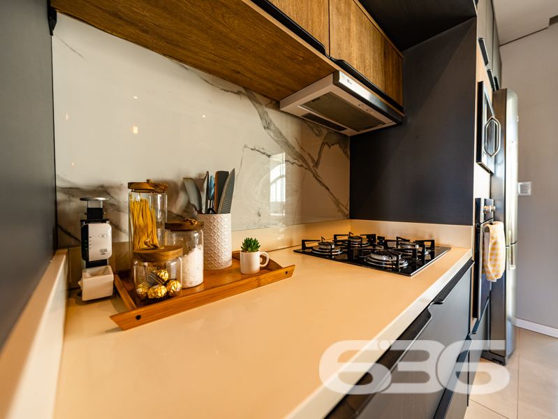Descubra o equilíbrio ideal entre sofisticação, conforto e praticidade nesta residência térrea geminada, 100% mobiliada, localizada no bairro Costeira em Balneário Barra do Sul/SC. Com área de 63,60 m², esta casa foi projetada para quem busca qualidade de vida sem abrir mão do estilo e da funcionalidade.
Em terreno de 150,00 m², o imóvel entrega um acabamento moderno e acolhedor. Ao entrar, você é recebido por uma sala de estar com teto rebaixado em gesso e iluminação embutida, integrando-se à sala de jantar e à cozinha gourmet com marcenaria sob medida, bancadas em pedra e eletrodomésticos de alto padrão – todos inclusos no negócio (TVs, geladeira, forno, micro-ondas, máquina lava e seca, entre outros).
A residência possui 2 dormitórios confortáveis, sendo o quarto principal planejado para oferecer o máximo de aconchego. O banheiro social é elegante, com box em vidro e detalhes sofisticados. Há ainda um escritório inteligente com móveis sob medida, ideal para quem trabalha em home office.
Nos fundos, um espaço externo com jardim e uma charmosa edícula com churrasqueira tornam o ambiente ideal para confraternizações. O destaque especial vai para a banheira tipo ofurô, perfeita para momentos de relaxamento.
A casa é totalmente murada, com sistema de segurança completo: câmeras, alarme e campainha com vídeo. A garagem comporta seu veículo com segurança.
Esta é uma oportunidade para quem valoriza o “porteira fechada”: tudo que está nas fotos fica no imóvel.
Seu novo lar está pronto para morar. Visite e surpreenda-se!
636 NEGÓCIOS IMOBILIÁRIOS: A SUA MELHOR ESCOLHA
Com mais de 30 anos de experiência, a 636 Negócios Imobiliários é sua parceira ideal para encontrar o imóvel perfeito. Estamos prontos para ajudá-lo a fazer deste imóvel o seu novo lar.
Telefone: (47) 3451-0636
WhatsApp: (47) 99190-0636
Não perca esta oportunidade única. Visite nosso site para mais informações: i636.com.br