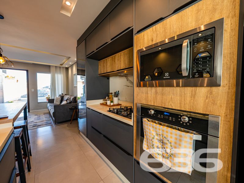 Descubra o equilíbrio ideal entre sofisticação, conforto e praticidade nesta residência térrea geminada, 100% mobiliada, localizada no bairro Costeira em Balneário Barra do Sul/SC. Com área de 63,60 m², esta casa foi projetada para quem busca qualidade de vida sem abrir mão do estilo e da funcionalidade.
Em terreno de 150,00 m², o imóvel entrega um acabamento moderno e acolhedor. Ao entrar, você é recebido por uma sala de estar com teto rebaixado em gesso e iluminação embutida, integrando-se à sala de jantar e à cozinha gourmet com marcenaria sob medida, bancadas em pedra e eletrodomésticos de alto padrão – todos inclusos no negócio (TVs, geladeira, forno, micro-ondas, máquina lava e seca, entre outros).
A residência possui 2 dormitórios confortáveis, sendo o quarto principal planejado para oferecer o máximo de aconchego. O banheiro social é elegante, com box em vidro e detalhes sofisticados. Há ainda um escritório inteligente com móveis sob medida, ideal para quem trabalha em home office.
Nos fundos, um espaço externo com jardim e uma charmosa edícula com churrasqueira tornam o ambiente ideal para confraternizações. O destaque especial vai para a banheira tipo ofurô, perfeita para momentos de relaxamento.
A casa é totalmente murada, com sistema de segurança completo: câmeras, alarme e campainha com vídeo. A garagem comporta seu veículo com segurança.
Esta é uma oportunidade para quem valoriza o “porteira fechada”: tudo que está nas fotos fica no imóvel.
Seu novo lar está pronto para morar. Visite e surpreenda-se!
636 NEGÓCIOS IMOBILIÁRIOS: A SUA MELHOR ESCOLHA
Com mais de 30 anos de experiência, a 636 Negócios Imobiliários é sua parceira ideal para encontrar o imóvel perfeito. Estamos prontos para ajudá-lo a fazer deste imóvel o seu novo lar.
Telefone: (47) 3451-0636
WhatsApp: (47) 99190-0636
Não perca esta oportunidade única. Visite nosso site para mais informações: i636.com.br