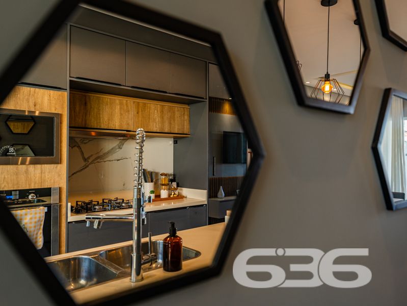 Descubra o equilíbrio ideal entre sofisticação, conforto e praticidade nesta residência térrea geminada, 100% mobiliada, localizada no bairro Costeira em Balneário Barra do Sul/SC. Com área de 63,60 m², esta casa foi projetada para quem busca qualidade de vida sem abrir mão do estilo e da funcionalidade.
Em terreno de 150,00 m², o imóvel entrega um acabamento moderno e acolhedor. Ao entrar, você é recebido por uma sala de estar com teto rebaixado em gesso e iluminação embutida, integrando-se à sala de jantar e à cozinha gourmet com marcenaria sob medida, bancadas em pedra e eletrodomésticos de alto padrão – todos inclusos no negócio (TVs, geladeira, forno, micro-ondas, máquina lava e seca, entre outros).
A residência possui 2 dormitórios confortáveis, sendo o quarto principal planejado para oferecer o máximo de aconchego. O banheiro social é elegante, com box em vidro e detalhes sofisticados. Há ainda um escritório inteligente com móveis sob medida, ideal para quem trabalha em home office.
Nos fundos, um espaço externo com jardim e uma charmosa edícula com churrasqueira tornam o ambiente ideal para confraternizações. O destaque especial vai para a banheira tipo ofurô, perfeita para momentos de relaxamento.
A casa é totalmente murada, com sistema de segurança completo: câmeras, alarme e campainha com vídeo. A garagem comporta seu veículo com segurança.
Esta é uma oportunidade para quem valoriza o “porteira fechada”: tudo que está nas fotos fica no imóvel.
Seu novo lar está pronto para morar. Visite e surpreenda-se!
636 NEGÓCIOS IMOBILIÁRIOS: A SUA MELHOR ESCOLHA
Com mais de 30 anos de experiência, a 636 Negócios Imobiliários é sua parceira ideal para encontrar o imóvel perfeito. Estamos prontos para ajudá-lo a fazer deste imóvel o seu novo lar.
Telefone: (47) 3451-0636
WhatsApp: (47) 99190-0636
Não perca esta oportunidade única. Visite nosso site para mais informações: i636.com.br