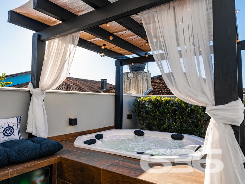 Descubra o equilíbrio ideal entre sofisticação, conforto e praticidade nesta residência térrea geminada, 100% mobiliada, localizada no bairro Costeira em Balneário Barra do Sul/SC. Com área de 63,60 m², esta casa foi projetada para quem busca qualidade de vida sem abrir mão do estilo e da funcionalidade.
Em terreno de 150,00 m², o imóvel entrega um acabamento moderno e acolhedor. Ao entrar, você é recebido por uma sala de estar com teto rebaixado em gesso e iluminação embutida, integrando-se à sala de jantar e à cozinha gourmet com marcenaria sob medida, bancadas em pedra e eletrodomésticos de alto padrão – todos inclusos no negócio (TVs, geladeira, forno, micro-ondas, máquina lava e seca, entre outros).
A residência possui 2 dormitórios confortáveis, sendo o quarto principal planejado para oferecer o máximo de aconchego. O banheiro social é elegante, com box em vidro e detalhes sofisticados. Há ainda um escritório inteligente com móveis sob medida, ideal para quem trabalha em home office.
Nos fundos, um espaço externo com jardim e uma charmosa edícula com churrasqueira tornam o ambiente ideal para confraternizações. O destaque especial vai para a banheira tipo ofurô, perfeita para momentos de relaxamento.
A casa é totalmente murada, com sistema de segurança completo: câmeras, alarme e campainha com vídeo. A garagem comporta seu veículo com segurança.
Esta é uma oportunidade para quem valoriza o “porteira fechada”: tudo que está nas fotos fica no imóvel.
Seu novo lar está pronto para morar. Visite e surpreenda-se!
636 NEGÓCIOS IMOBILIÁRIOS: A SUA MELHOR ESCOLHA
Com mais de 30 anos de experiência, a 636 Negócios Imobiliários é sua parceira ideal para encontrar o imóvel perfeito. Estamos prontos para ajudá-lo a fazer deste imóvel o seu novo lar.
Telefone: (47) 3451-0636
WhatsApp: (47) 99190-0636
Não perca esta oportunidade única. Visite nosso site para mais informações: i636.com.br