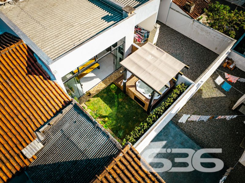 Descubra o equilíbrio ideal entre sofisticação, conforto e praticidade nesta residência térrea geminada, 100% mobiliada, localizada no bairro Costeira em Balneário Barra do Sul/SC. Com área de 63,60 m², esta casa foi projetada para quem busca qualidade de vida sem abrir mão do estilo e da funcionalidade.
Em terreno de 150,00 m², o imóvel entrega um acabamento moderno e acolhedor. Ao entrar, você é recebido por uma sala de estar com teto rebaixado em gesso e iluminação embutida, integrando-se à sala de jantar e à cozinha gourmet com marcenaria sob medida, bancadas em pedra e eletrodomésticos de alto padrão – todos inclusos no negócio (TVs, geladeira, forno, micro-ondas, máquina lava e seca, entre outros).
A residência possui 2 dormitórios confortáveis, sendo o quarto principal planejado para oferecer o máximo de aconchego. O banheiro social é elegante, com box em vidro e detalhes sofisticados. Há ainda um escritório inteligente com móveis sob medida, ideal para quem trabalha em home office.
Nos fundos, um espaço externo com jardim e uma charmosa edícula com churrasqueira tornam o ambiente ideal para confraternizações. O destaque especial vai para a banheira tipo ofurô, perfeita para momentos de relaxamento.
A casa é totalmente murada, com sistema de segurança completo: câmeras, alarme e campainha com vídeo. A garagem comporta seu veículo com segurança.
Esta é uma oportunidade para quem valoriza o “porteira fechada”: tudo que está nas fotos fica no imóvel.
Seu novo lar está pronto para morar. Visite e surpreenda-se!
636 NEGÓCIOS IMOBILIÁRIOS: A SUA MELHOR ESCOLHA
Com mais de 30 anos de experiência, a 636 Negócios Imobiliários é sua parceira ideal para encontrar o imóvel perfeito. Estamos prontos para ajudá-lo a fazer deste imóvel o seu novo lar.
Telefone: (47) 3451-0636
WhatsApp: (47) 99190-0636
Não perca esta oportunidade única. Visite nosso site para mais informações: i636.com.br