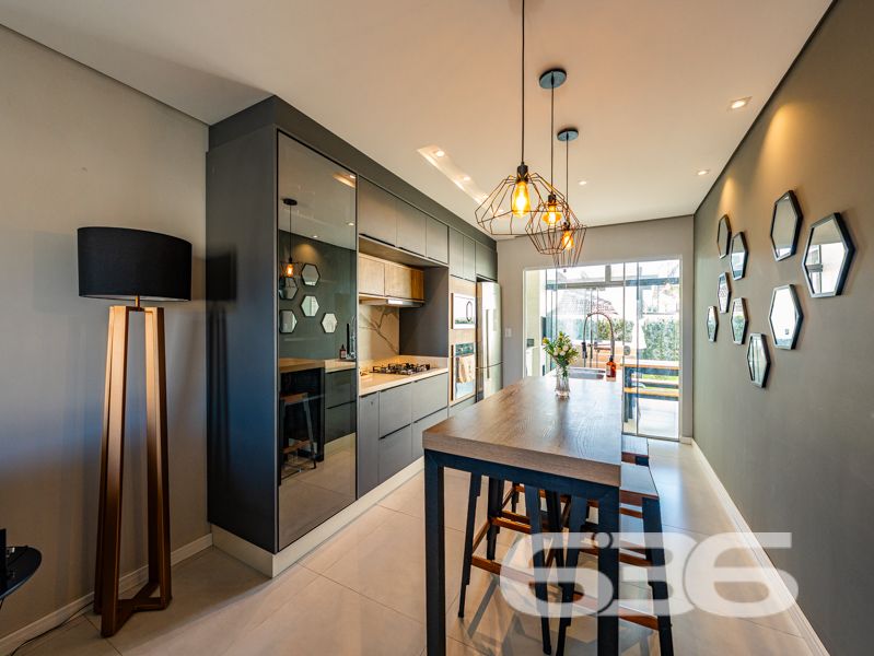 Descubra o equilíbrio ideal entre sofisticação, conforto e praticidade nesta residência térrea geminada, 100% mobiliada, localizada no bairro Costeira em Balneário Barra do Sul/SC. Com área de 63,60 m², esta casa foi projetada para quem busca qualidade de vida sem abrir mão do estilo e da funcionalidade.
Em terreno de 150,00 m², o imóvel entrega um acabamento moderno e acolhedor. Ao entrar, você é recebido por uma sala de estar com teto rebaixado em gesso e iluminação embutida, integrando-se à sala de jantar e à cozinha gourmet com marcenaria sob medida, bancadas em pedra e eletrodomésticos de alto padrão – todos inclusos no negócio (TVs, geladeira, forno, micro-ondas, máquina lava e seca, entre outros).
A residência possui 2 dormitórios confortáveis, sendo o quarto principal planejado para oferecer o máximo de aconchego. O banheiro social é elegante, com box em vidro e detalhes sofisticados. Há ainda um escritório inteligente com móveis sob medida, ideal para quem trabalha em home office.
Nos fundos, um espaço externo com jardim e uma charmosa edícula com churrasqueira tornam o ambiente ideal para confraternizações. O destaque especial vai para a banheira tipo ofurô, perfeita para momentos de relaxamento.
A casa é totalmente murada, com sistema de segurança completo: câmeras, alarme e campainha com vídeo. A garagem comporta seu veículo com segurança.
Esta é uma oportunidade para quem valoriza o “porteira fechada”: tudo que está nas fotos fica no imóvel.
Seu novo lar está pronto para morar. Visite e surpreenda-se!
636 NEGÓCIOS IMOBILIÁRIOS: A SUA MELHOR ESCOLHA
Com mais de 30 anos de experiência, a 636 Negócios Imobiliários é sua parceira ideal para encontrar o imóvel perfeito. Estamos prontos para ajudá-lo a fazer deste imóvel o seu novo lar.
Telefone: (47) 3451-0636
WhatsApp: (47) 99190-0636
Não perca esta oportunidade única. Visite nosso site para mais informações: i636.com.br