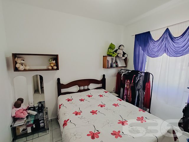 IMÓVEL COM SUÍTE + QUARTO NA ENSEADA, SÃO FRANCISCO DO SUL
Esta é uma ótima residência térrea, toda de laje, com 120m² de área construída sobre um amplo terreno de 300m², sendo 15 metros de frente por 20 metros em ambos os lados, situada em localização privilegiada na cidade de São Francisco do Sul. Está a cerca de 450 metros da praia com águas cristalinas e uma beleza única.
O imóvel dispõe de cômodos amplos, arejados e iluminados, sendo uma boa suíte + um dormitório confortável, cozinha, sala de estar, sala íntima, banheiro social, área de serviço, churrasqueira e espaço para 5 carros no quintal.
Casa totalmente murada - para sua maior segurança - contando com um belíssimo jardim, deixando o local ainda mais agradável e encantador.
Está situado numa rua tranquila a poucos passos da Avenida (asfaltada) tendo opções de lazer naturais, como: poder praticar diferentes esportes, ver gente nova, levar as crianças para brincar na praia, fazer uma caminhada no início da manhã, andar de bicicleta no final da tarde… as possibilidades são inúmeras.
Qualidade de vida é viver com o pé na areia.
Não perca essa oportunidade! Venha viver histórias incríveis aqui.
Consulte um de nossos corretores e saiba mais:
Telefone: (47) 3448-3636
WhatsApp: (47) 99190-0636
Imobiliária 636.