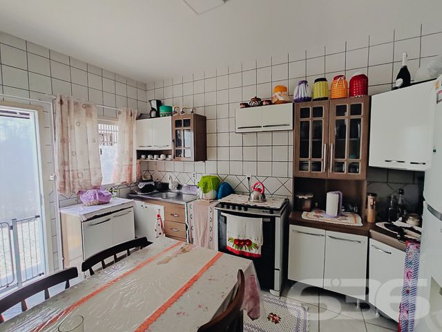 IMÓVEL COM SUÍTE + QUARTO NA ENSEADA, SÃO FRANCISCO DO SUL
Esta é uma ótima residência térrea, toda de laje, com 120m² de área construída sobre um amplo terreno de 300m², sendo 15 metros de frente por 20 metros em ambos os lados, situada em localização privilegiada na cidade de São Francisco do Sul. Está a cerca de 450 metros da praia com águas cristalinas e uma beleza única.
O imóvel dispõe de cômodos amplos, arejados e iluminados, sendo uma boa suíte + um dormitório confortável, cozinha, sala de estar, sala íntima, banheiro social, área de serviço, churrasqueira e espaço para 5 carros no quintal.
Casa totalmente murada - para sua maior segurança - contando com um belíssimo jardim, deixando o local ainda mais agradável e encantador.
Está situado numa rua tranquila a poucos passos da Avenida (asfaltada) tendo opções de lazer naturais, como: poder praticar diferentes esportes, ver gente nova, levar as crianças para brincar na praia, fazer uma caminhada no início da manhã, andar de bicicleta no final da tarde… as possibilidades são inúmeras.
Qualidade de vida é viver com o pé na areia.
Não perca essa oportunidade! Venha viver histórias incríveis aqui.
Consulte um de nossos corretores e saiba mais:
Telefone: (47) 3448-3636
WhatsApp: (47) 99190-0636
Imobiliária 636.