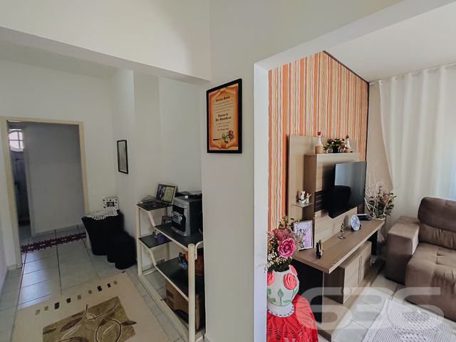 IMÓVEL COM SUÍTE + QUARTO NA ENSEADA, SÃO FRANCISCO DO SUL
Esta é uma ótima residência térrea, toda de laje, com 120m² de área construída sobre um amplo terreno de 300m², sendo 15 metros de frente por 20 metros em ambos os lados, situada em localização privilegiada na cidade de São Francisco do Sul. Está a cerca de 450 metros da praia com águas cristalinas e uma beleza única.
O imóvel dispõe de cômodos amplos, arejados e iluminados, sendo uma boa suíte + um dormitório confortável, cozinha, sala de estar, sala íntima, banheiro social, área de serviço, churrasqueira e espaço para 5 carros no quintal.
Casa totalmente murada - para sua maior segurança - contando com um belíssimo jardim, deixando o local ainda mais agradável e encantador.
Está situado numa rua tranquila a poucos passos da Avenida (asfaltada) tendo opções de lazer naturais, como: poder praticar diferentes esportes, ver gente nova, levar as crianças para brincar na praia, fazer uma caminhada no início da manhã, andar de bicicleta no final da tarde… as possibilidades são inúmeras.
Qualidade de vida é viver com o pé na areia.
Não perca essa oportunidade! Venha viver histórias incríveis aqui.
Consulte um de nossos corretores e saiba mais:
Telefone: (47) 3448-3636
WhatsApp: (47) 99190-0636
Imobiliária 636.