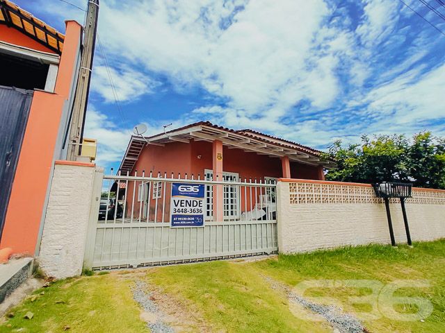 IMÓVEL COM SUÍTE + QUARTO NA ENSEADA, SÃO FRANCISCO DO SUL
Esta é uma ótima residência térrea, toda de laje, com 120m² de área construída sobre um amplo terreno de 300m², sendo 15 metros de frente por 20 metros em ambos os lados, situada em localização privilegiada na cidade de São Francisco do Sul. Está a cerca de 450 metros da praia com águas cristalinas e uma beleza única.
O imóvel dispõe de cômodos amplos, arejados e iluminados, sendo uma boa suíte + um dormitório confortável, cozinha, sala de estar, sala íntima, banheiro social, área de serviço, churrasqueira e espaço para 5 carros no quintal.
Casa totalmente murada - para sua maior segurança - contando com um belíssimo jardim, deixando o local ainda mais agradável e encantador.
Está situado numa rua tranquila a poucos passos da Avenida (asfaltada) tendo opções de lazer naturais, como: poder praticar diferentes esportes, ver gente nova, levar as crianças para brincar na praia, fazer uma caminhada no início da manhã, andar de bicicleta no final da tarde… as possibilidades são inúmeras.
Qualidade de vida é viver com o pé na areia.
Não perca essa oportunidade! Venha viver histórias incríveis aqui.
Consulte um de nossos corretores e saiba mais:
Telefone: (47) 3448-3636
WhatsApp: (47) 99190-0636
Imobiliária 636.