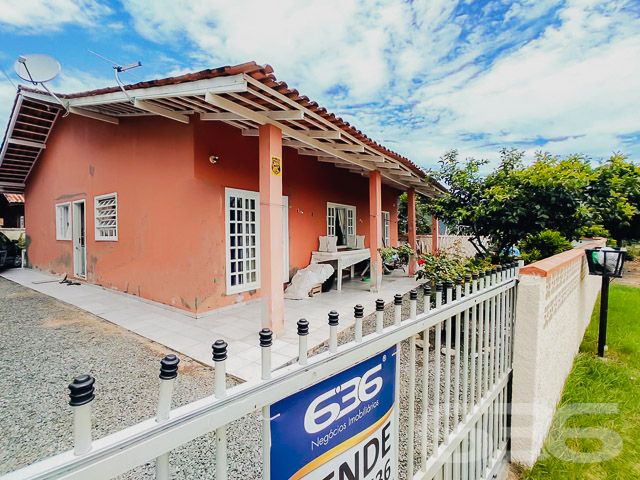IMÓVEL COM SUÍTE + QUARTO NA ENSEADA, SÃO FRANCISCO DO SUL
Esta é uma ótima residência térrea, toda de laje, com 120m² de área construída sobre um amplo terreno de 300m², sendo 15 metros de frente por 20 metros em ambos os lados, situada em localização privilegiada na cidade de São Francisco do Sul. Está a cerca de 450 metros da praia com águas cristalinas e uma beleza única.
O imóvel dispõe de cômodos amplos, arejados e iluminados, sendo uma boa suíte + um dormitório confortável, cozinha, sala de estar, sala íntima, banheiro social, área de serviço, churrasqueira e espaço para 5 carros no quintal.
Casa totalmente murada - para sua maior segurança - contando com um belíssimo jardim, deixando o local ainda mais agradável e encantador.
Está situado numa rua tranquila a poucos passos da Avenida (asfaltada) tendo opções de lazer naturais, como: poder praticar diferentes esportes, ver gente nova, levar as crianças para brincar na praia, fazer uma caminhada no início da manhã, andar de bicicleta no final da tarde… as possibilidades são inúmeras.
Qualidade de vida é viver com o pé na areia.
Não perca essa oportunidade! Venha viver histórias incríveis aqui.
Consulte um de nossos corretores e saiba mais:
Telefone: (47) 3448-3636
WhatsApp: (47) 99190-0636
Imobiliária 636.
