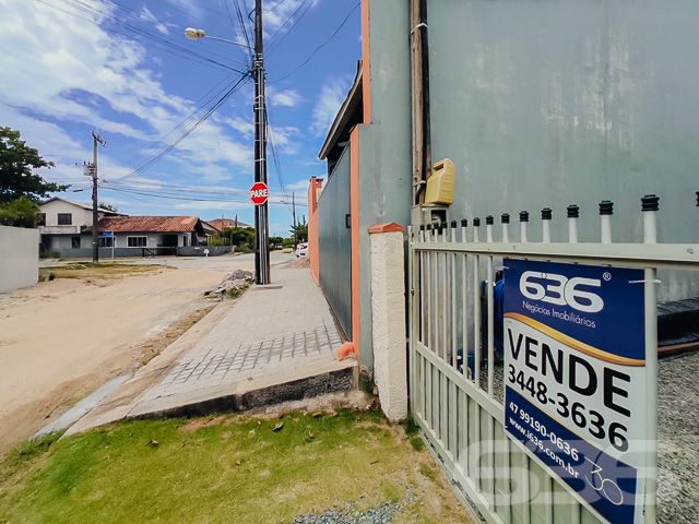 IMÓVEL COM SUÍTE + QUARTO NA ENSEADA, SÃO FRANCISCO DO SUL
Esta é uma ótima residência térrea, toda de laje, com 120m² de área construída sobre um amplo terreno de 300m², sendo 15 metros de frente por 20 metros em ambos os lados, situada em localização privilegiada na cidade de São Francisco do Sul. Está a cerca de 450 metros da praia com águas cristalinas e uma beleza única.
O imóvel dispõe de cômodos amplos, arejados e iluminados, sendo uma boa suíte + um dormitório confortável, cozinha, sala de estar, sala íntima, banheiro social, área de serviço, churrasqueira e espaço para 5 carros no quintal.
Casa totalmente murada - para sua maior segurança - contando com um belíssimo jardim, deixando o local ainda mais agradável e encantador.
Está situado numa rua tranquila a poucos passos da Avenida (asfaltada) tendo opções de lazer naturais, como: poder praticar diferentes esportes, ver gente nova, levar as crianças para brincar na praia, fazer uma caminhada no início da manhã, andar de bicicleta no final da tarde… as possibilidades são inúmeras.
Qualidade de vida é viver com o pé na areia.
Não perca essa oportunidade! Venha viver histórias incríveis aqui.
Consulte um de nossos corretores e saiba mais:
Telefone: (47) 3448-3636
WhatsApp: (47) 99190-0636
Imobiliária 636.