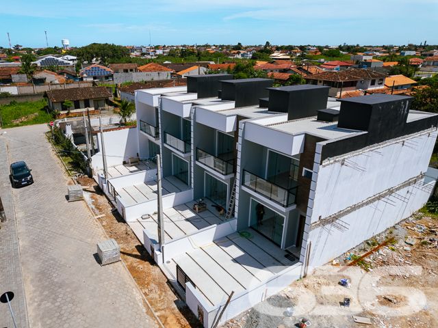 Sobrado com 3 quartos no bairro Costeira, Balneário Barra do Sul, a poucos passos da lagoa.

Este é um imóvel excelente com 107m² de área privativa, projetado com cômodos amplos, confortáveis e modernos. Seu layout proporciona estilo, iluminação e ventilação natural.

O sobrado conta com 3 quartos muito aconchegantes, incluindo uma bela suíte, além de sacada, sala de estar, copa e cozinha integradas, banheiro social, lavabo, área de serviço e uma vaga de garagem.

Localizado em uma excelente região no bairro Costeira, está a poucos passos da lagoa e próximo de todas as comodidades necessárias para o dia a dia.

Não perca essa oportunidade! Venha viver momentos incríveis aqui.

Entre em contato conosco para saber mais:
Telefone: (47) 3448-3636
WhatsApp: (47) 99190-0636

Imobiliária 636






