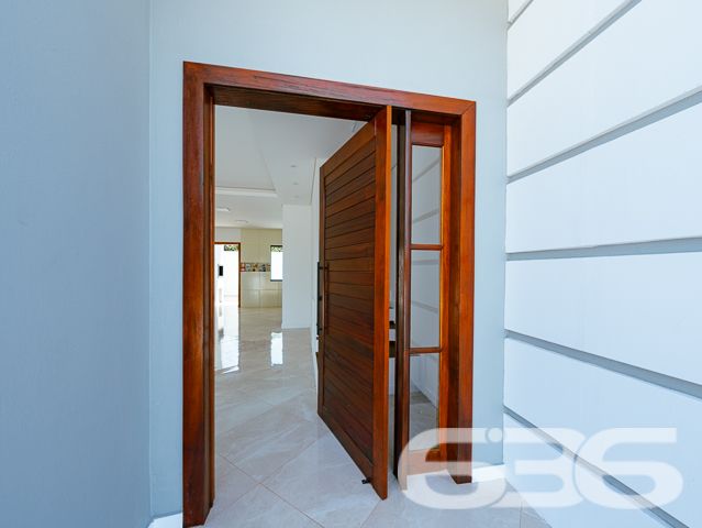 Sobrado com 3 quartos no bairro Costeira, Balneário Barra do Sul, a poucos passos da lagoa.

Este é um imóvel excelente com 107m² de área privativa, projetado com cômodos amplos, confortáveis e modernos. Seu layout proporciona estilo, iluminação e ventilação natural.

O sobrado conta com 3 quartos muito aconchegantes, incluindo uma bela suíte, além de sacada, sala de estar, copa e cozinha integradas, banheiro social, lavabo, área de serviço e uma vaga de garagem.

Localizado em uma excelente região no bairro Costeira, está a poucos passos da lagoa e próximo de todas as comodidades necessárias para o dia a dia.

Não perca essa oportunidade! Venha viver momentos incríveis aqui.

Entre em contato conosco para saber mais:
Telefone: (47) 3448-3636
WhatsApp: (47) 99190-0636

Imobiliária 636






