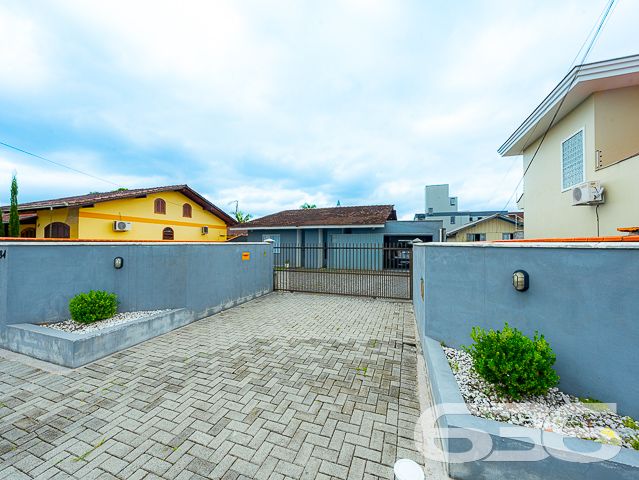 VENHA CONHECER ESTE IMÓVEL RESIDENCIAL + GALPÃO + EDÍCULA NO BAIRRO VILA NOVA EM JOINVILLE - ESTUDA PERMUTA

Essa é uma super oportunidade para você! O terreno que faz frente para duas ruas possui 1.067,74m² de área total, situado em ótima localização no bairro Vila Nova - próximo ao terminal de ônibus, mercados, escolas, panificadoras, verdureiras, lojas comerciais e outras tantas comodidades ao redor. 

A parte da frente conta com uma casa térrea de 126m² de área construída e garagem com 42m², tendo em sua composição 3 dormitórios confortáveis, banheiro social, cozinha, sala de estar, lavanderia + um espaço de 1,30 x 1,50 metros (que pode ser feito mais um banheiro). 

A parte de trás conta com uma edícula de 5 x 10 metros (sendo uma ótima área de festas com churrasqueira) + piscina para aproveitar os dias de sol e calor + galpão de 10 x 10 metros + cobertura de 20 x 5 metros. 

Esse é um imóvel que possui tudo e mais um pouco! Por isso, não perca essa grande chance de ter tudo aquilo que sonhou!

Agende sua visita com um de nossos corretores agora mesmo.

Fale conosco e saiba mais:
Telefone: (47) 3451-0636
WhatsApp: (47) 99190-0636

Imobiliária 636