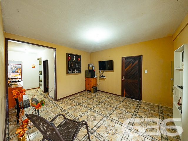VENHA CONHECER ESTE IMÓVEL RESIDENCIAL + GALPÃO + EDÍCULA NO BAIRRO VILA NOVA EM JOINVILLE - ESTUDA PERMUTA

Essa é uma super oportunidade para você! O terreno que faz frente para duas ruas possui 1.067,74m² de área total, situado em ótima localização no bairro Vila Nova - próximo ao terminal de ônibus, mercados, escolas, panificadoras, verdureiras, lojas comerciais e outras tantas comodidades ao redor. 

A parte da frente conta com uma casa térrea de 126m² de área construída e garagem com 42m², tendo em sua composição 3 dormitórios confortáveis, banheiro social, cozinha, sala de estar, lavanderia + um espaço de 1,30 x 1,50 metros (que pode ser feito mais um banheiro). 

A parte de trás conta com uma edícula de 5 x 10 metros (sendo uma ótima área de festas com churrasqueira) + piscina para aproveitar os dias de sol e calor + galpão de 10 x 10 metros + cobertura de 20 x 5 metros. 

Esse é um imóvel que possui tudo e mais um pouco! Por isso, não perca essa grande chance de ter tudo aquilo que sonhou!

Agende sua visita com um de nossos corretores agora mesmo.

Fale conosco e saiba mais:
Telefone: (47) 3451-0636
WhatsApp: (47) 99190-0636

Imobiliária 636